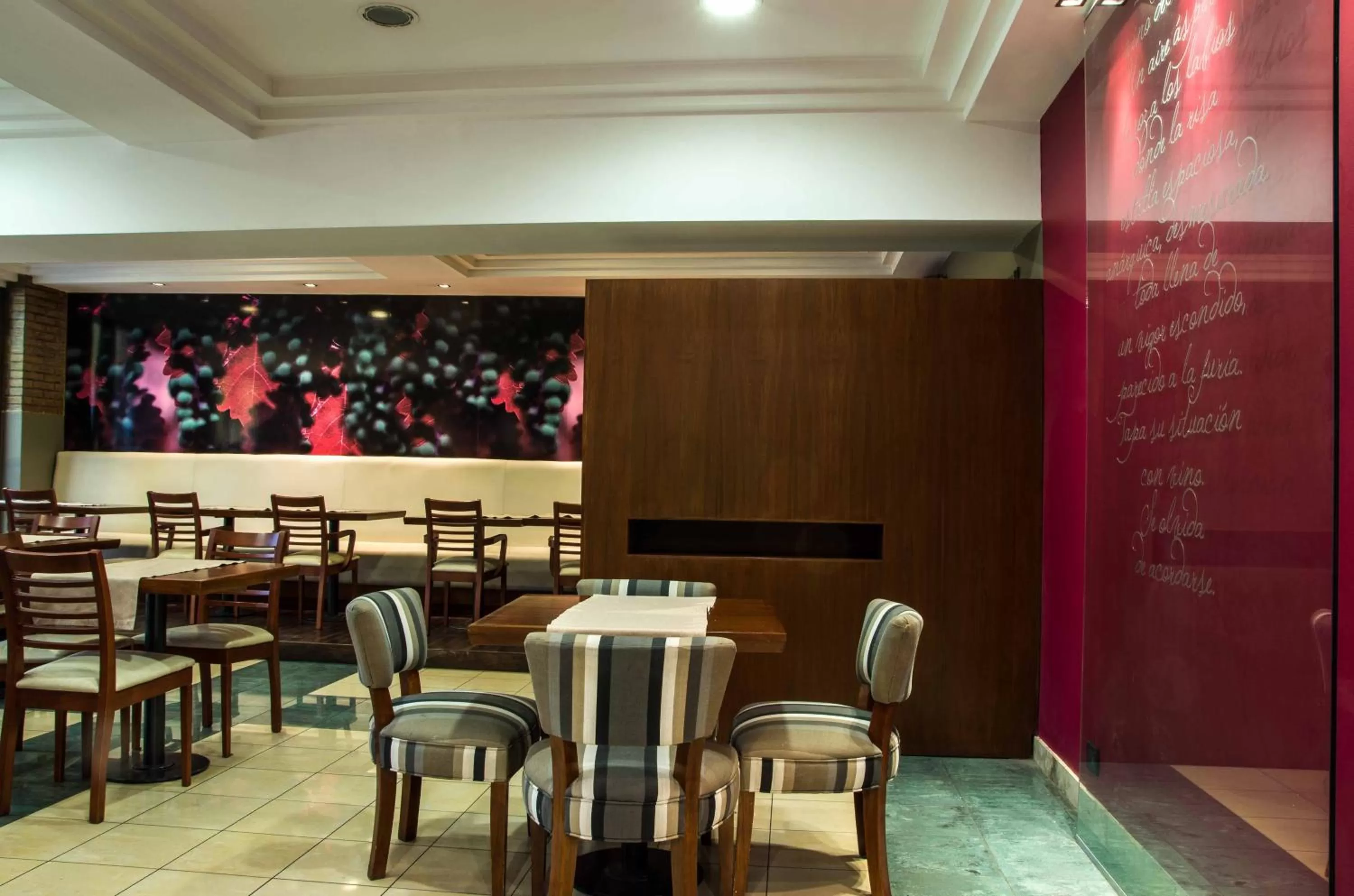 Restaurant/places to eat in Portal Plaza Suites