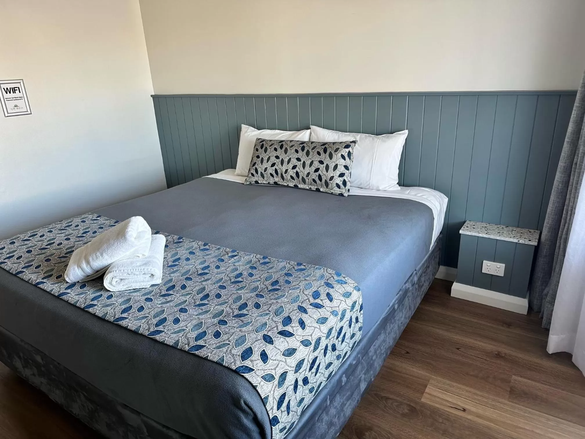 Bed in Surf Beach Motel Newcastle