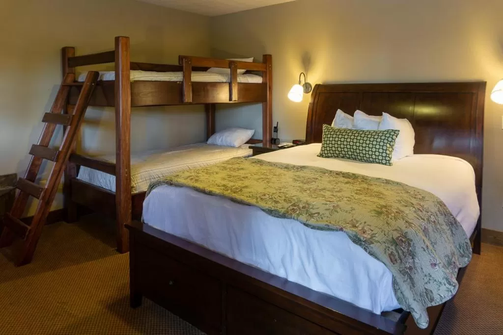 Queen Room with Bunk Beds-Garden View in Duck Inn Lodge