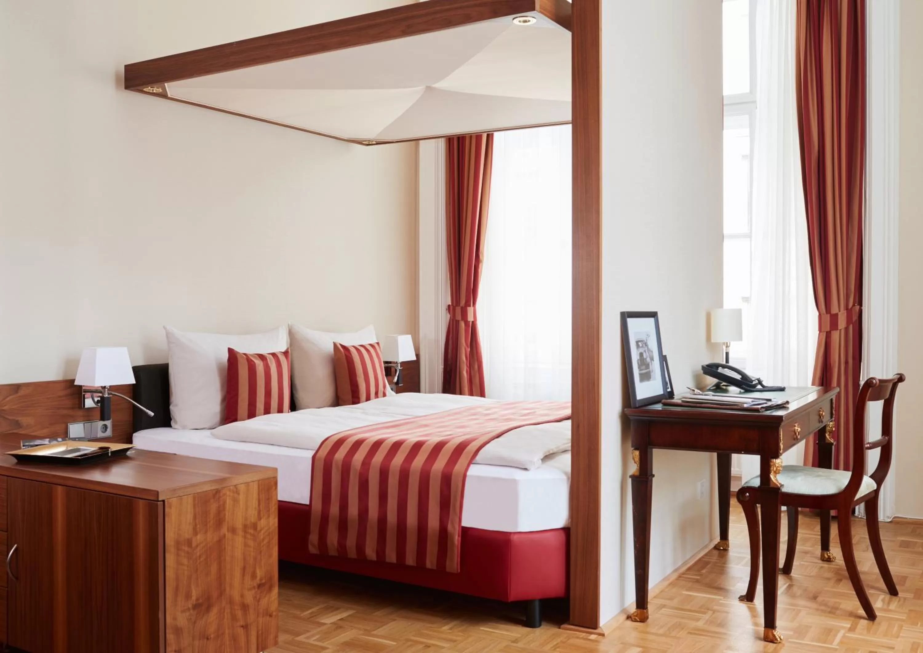 Bed in Living Hotel an der Oper