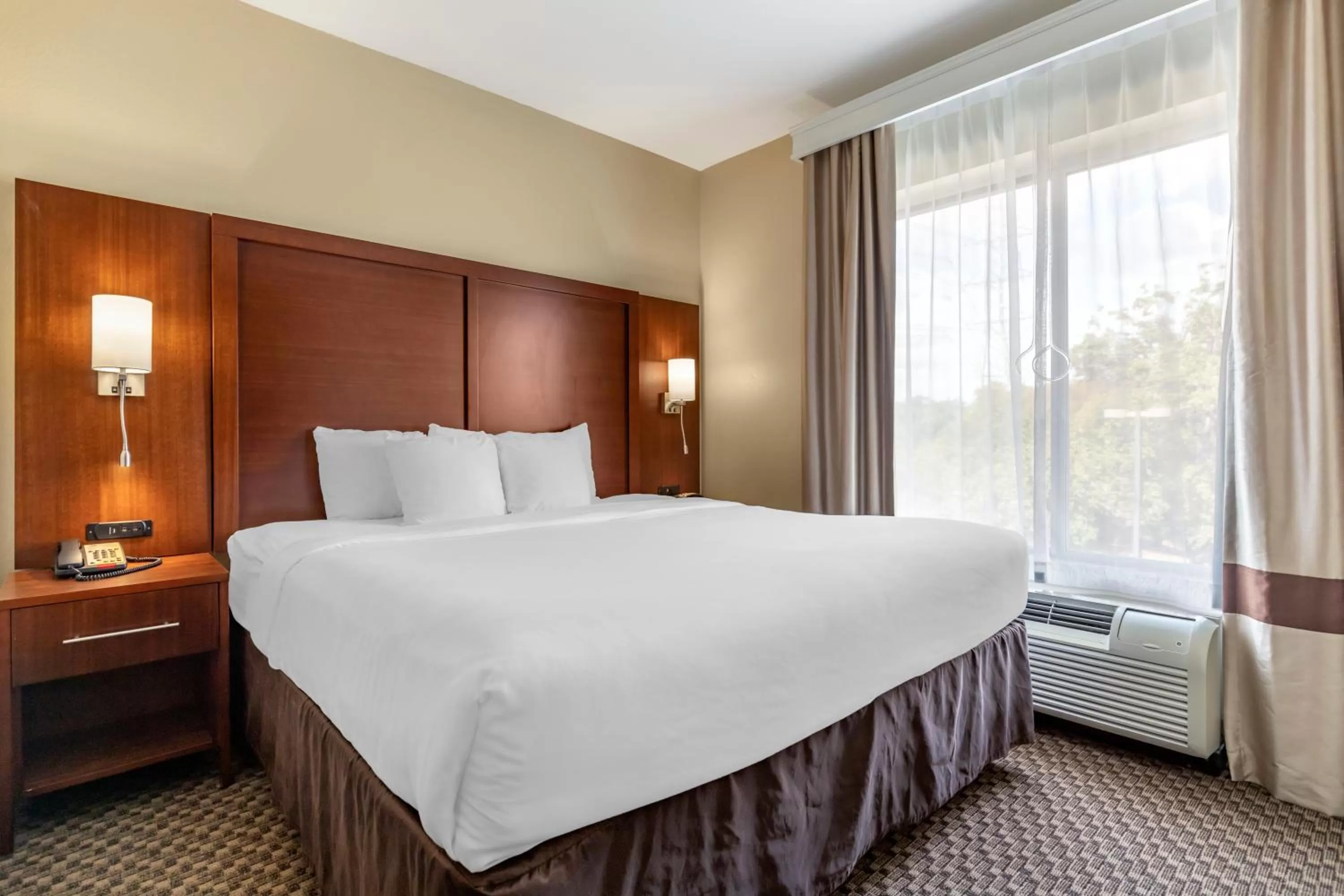 Bed in Comfort Suites Medical Center near Six Flags