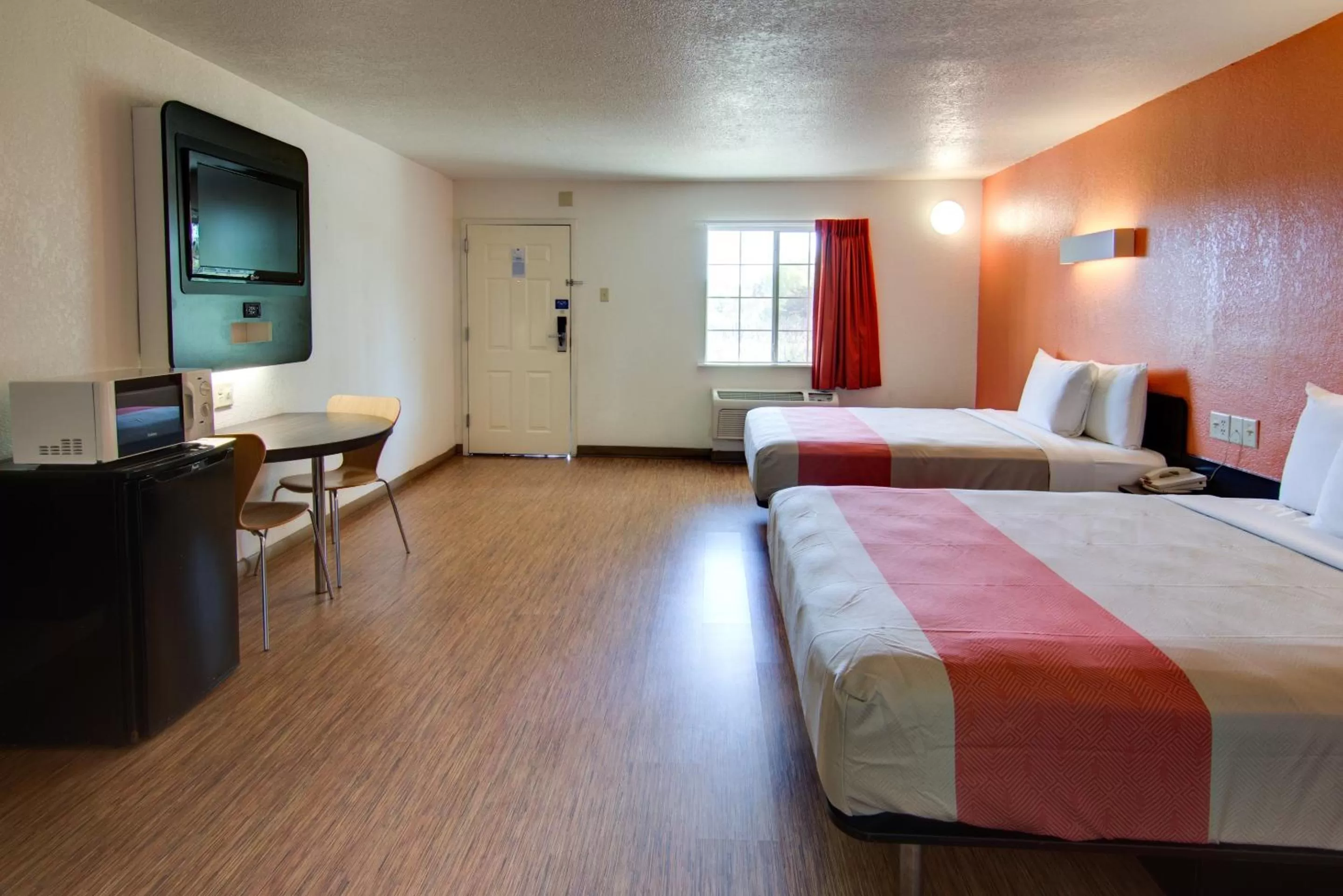 TV and multimedia, Bed in Motel 6-Mount Pleasant, TX