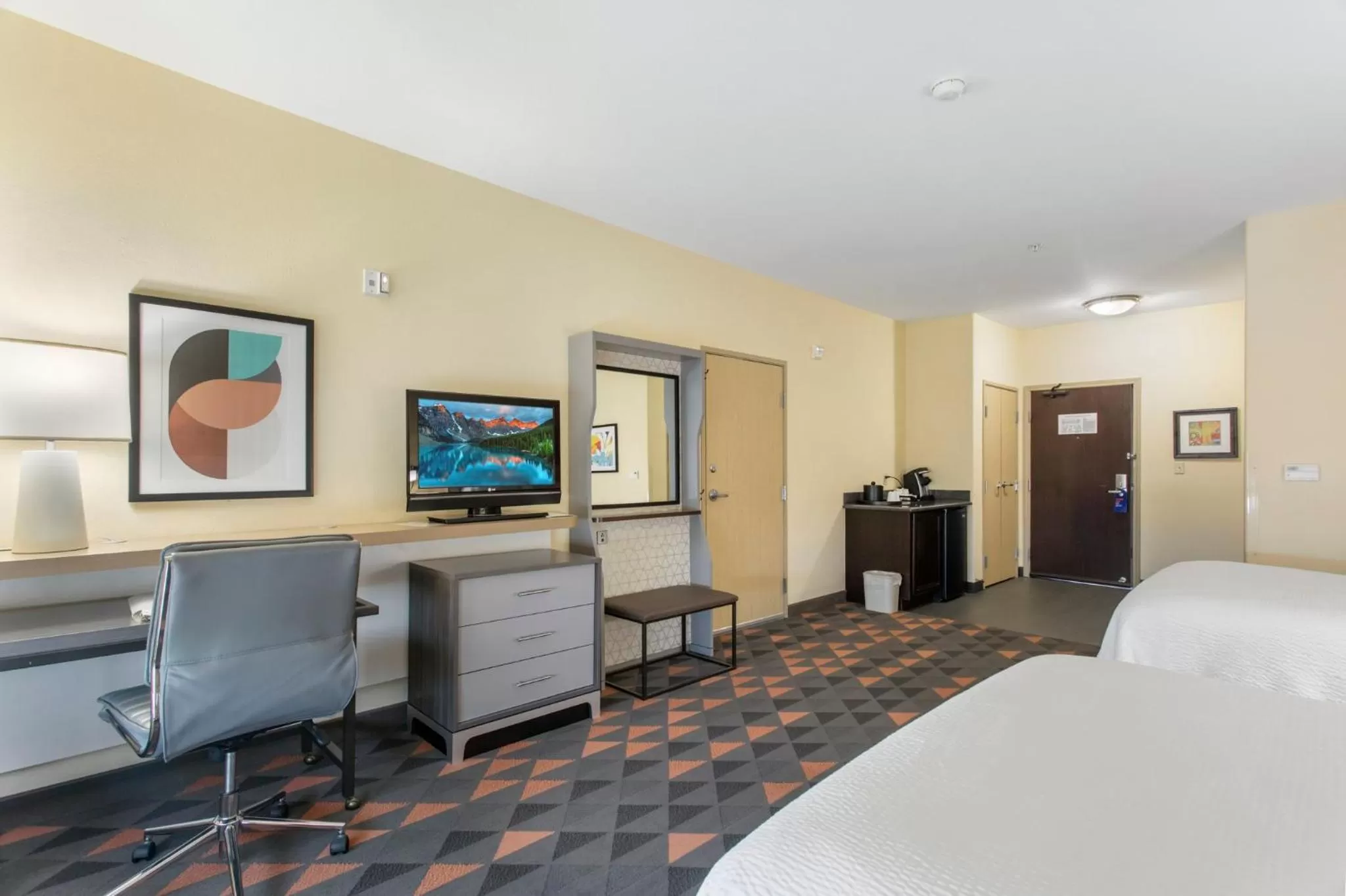 Photo of the whole room, Bed in Holiday Inn Hotel & Suites Waco Northwest by IHG
