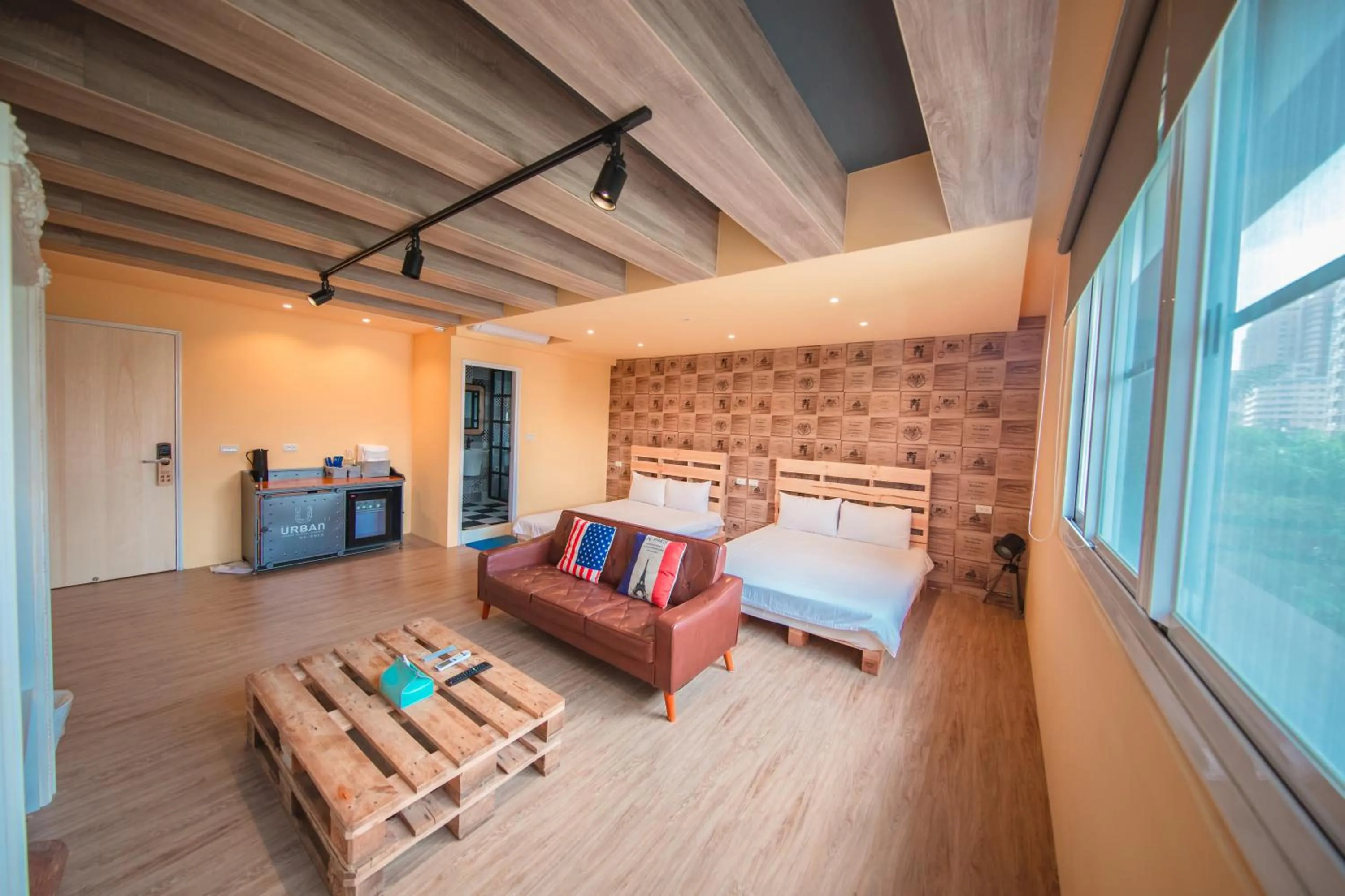 Photo of the whole room, Bed in Urban