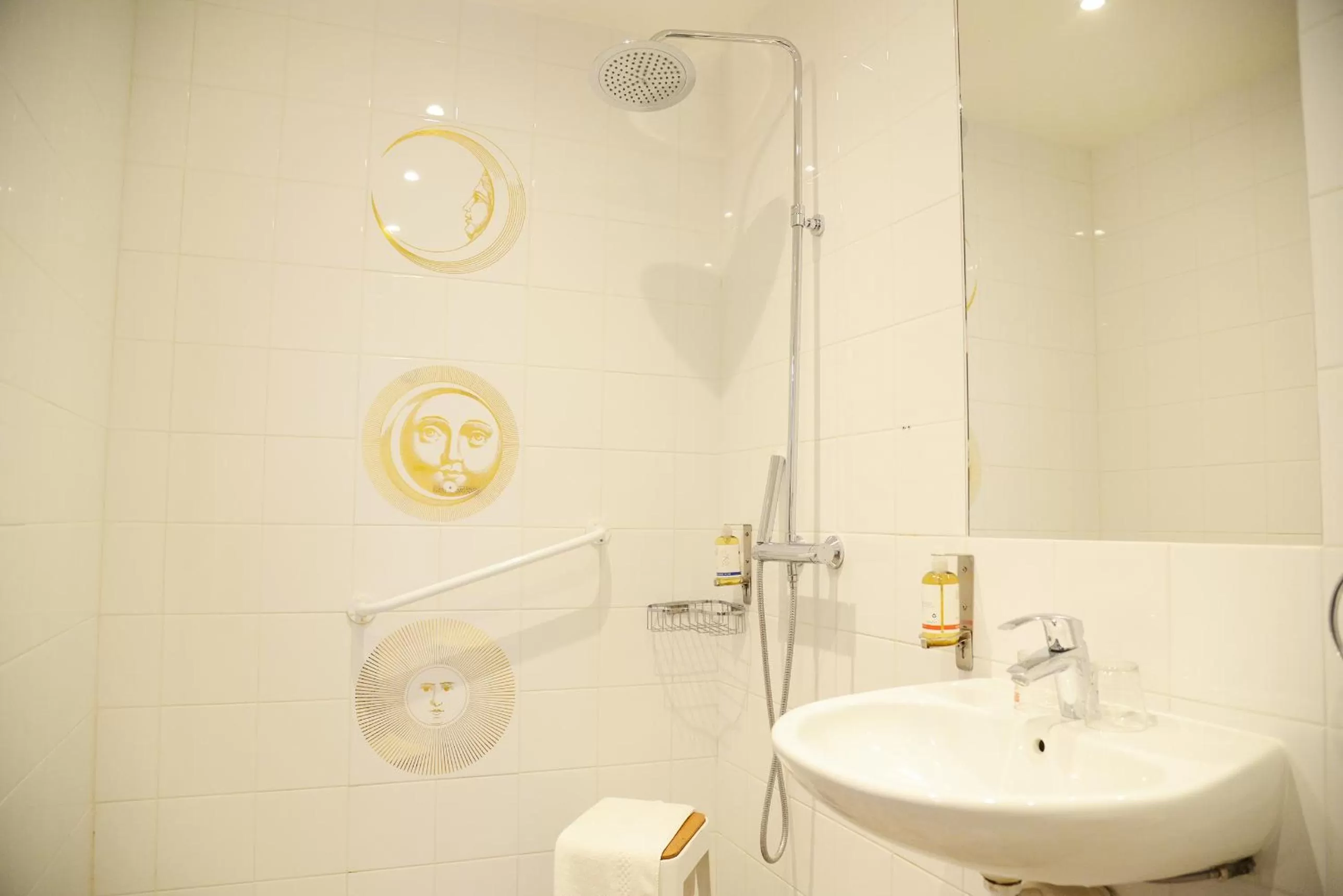 Shower in Hôtel Malar
