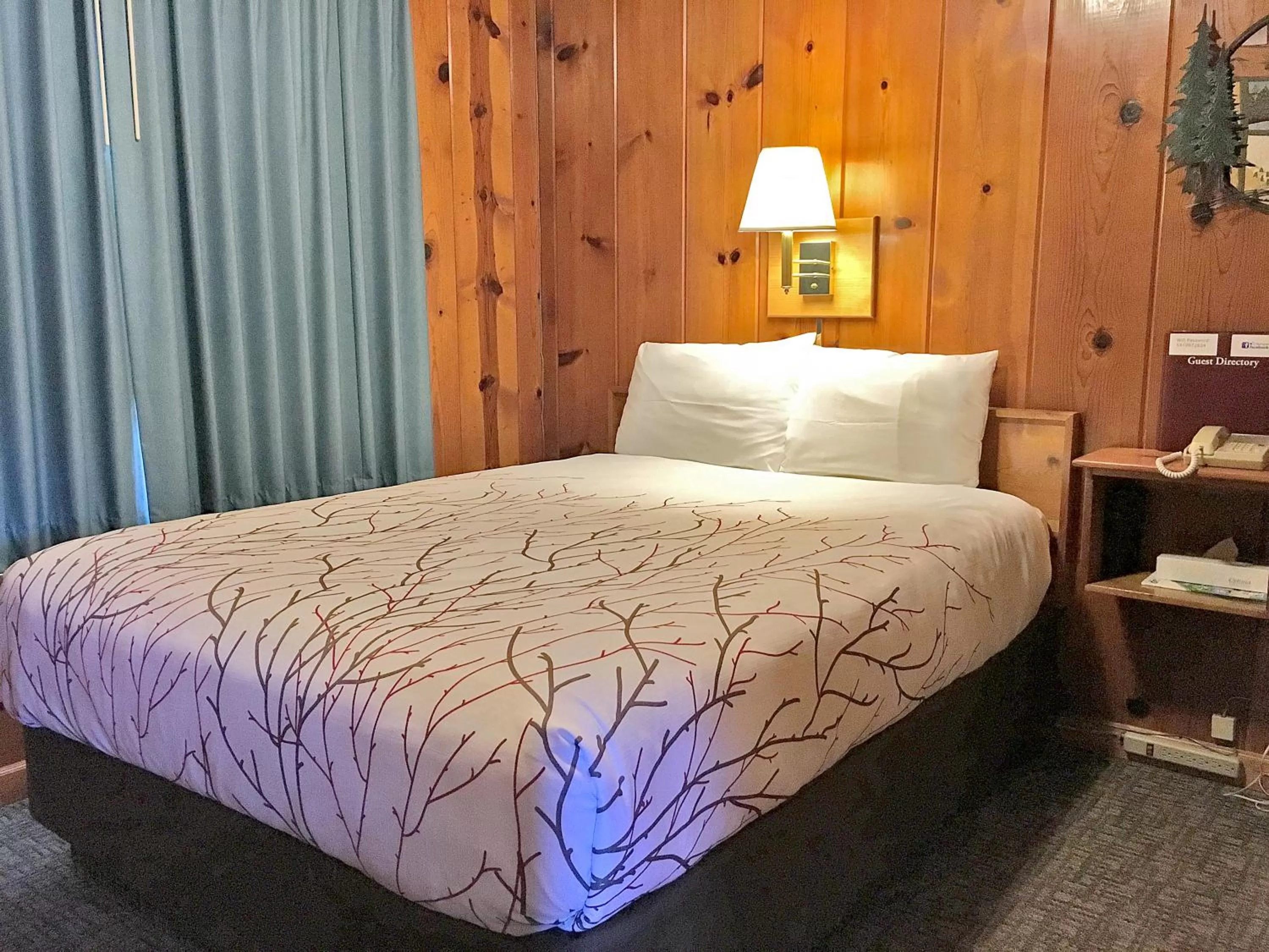 Bed in Park Motel and Cabins