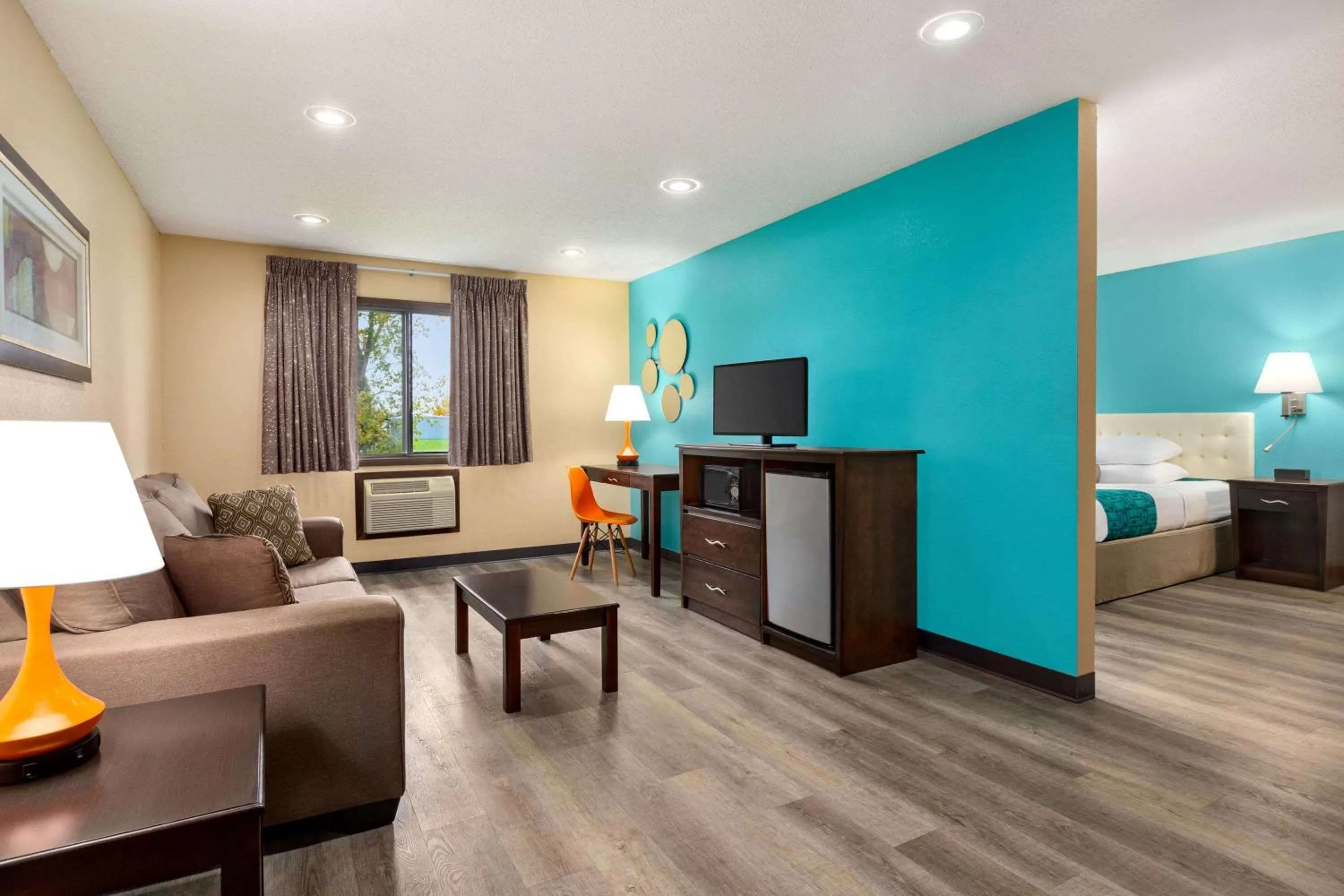 Photo of the whole room in Howard Johnson by Wyndham Waterloo/Cedar Falls