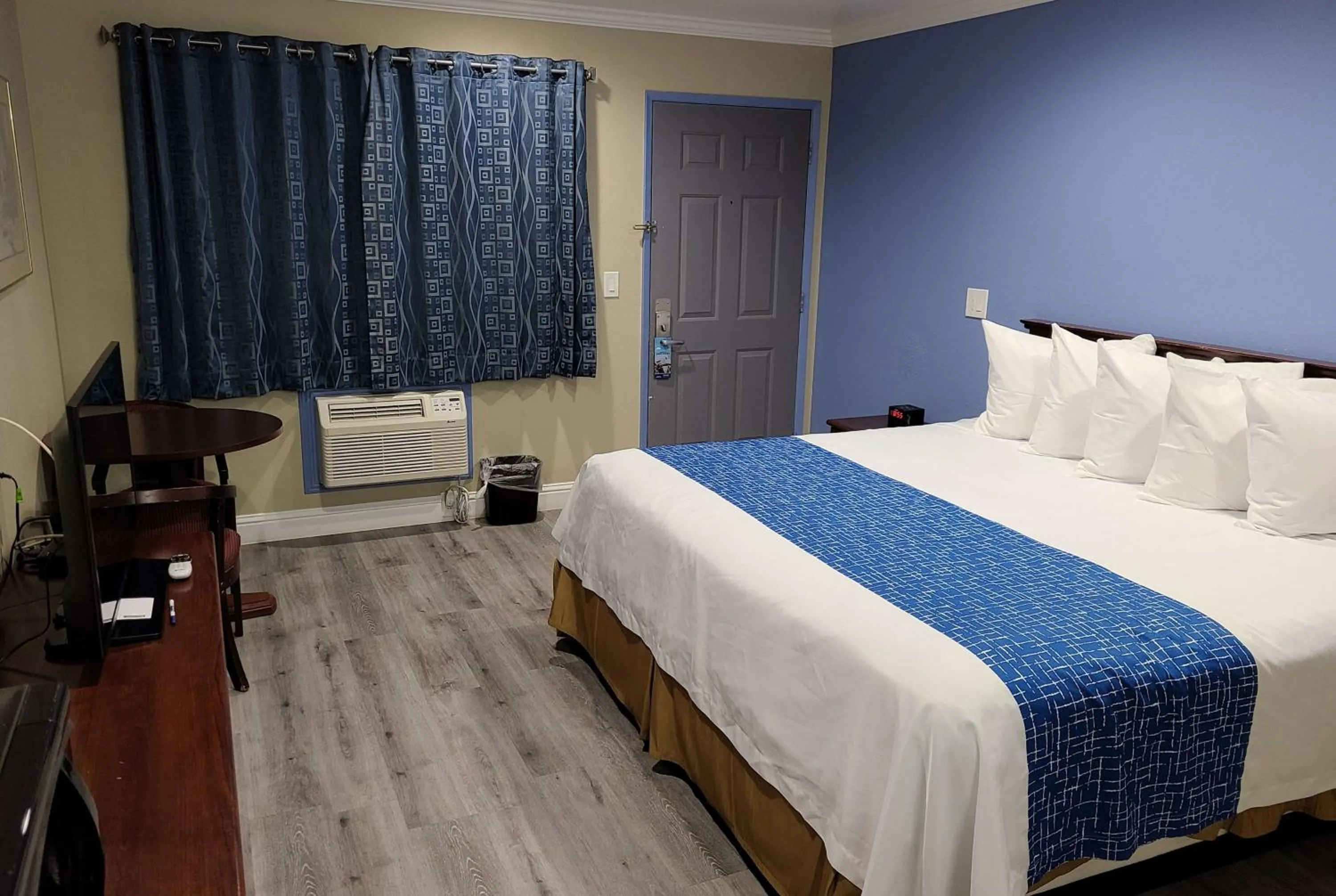 Photo of the whole room, Bed in Travelodge by Wyndham Clearlake
