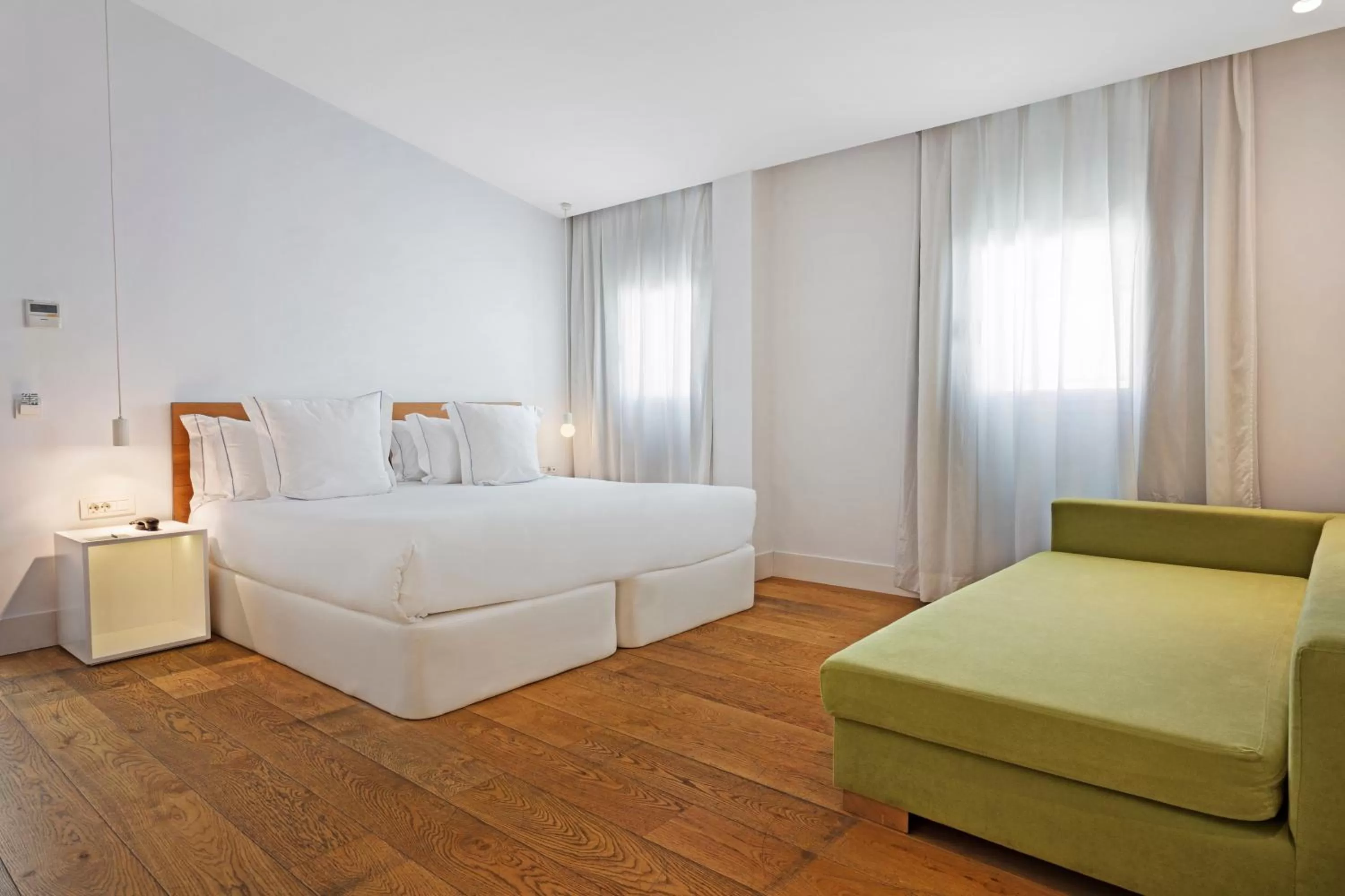 Bedroom, Bed in One Shot Prado