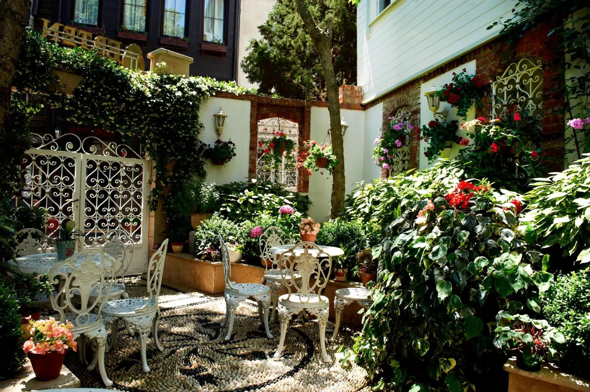 Facade/entrance in Erten Konak