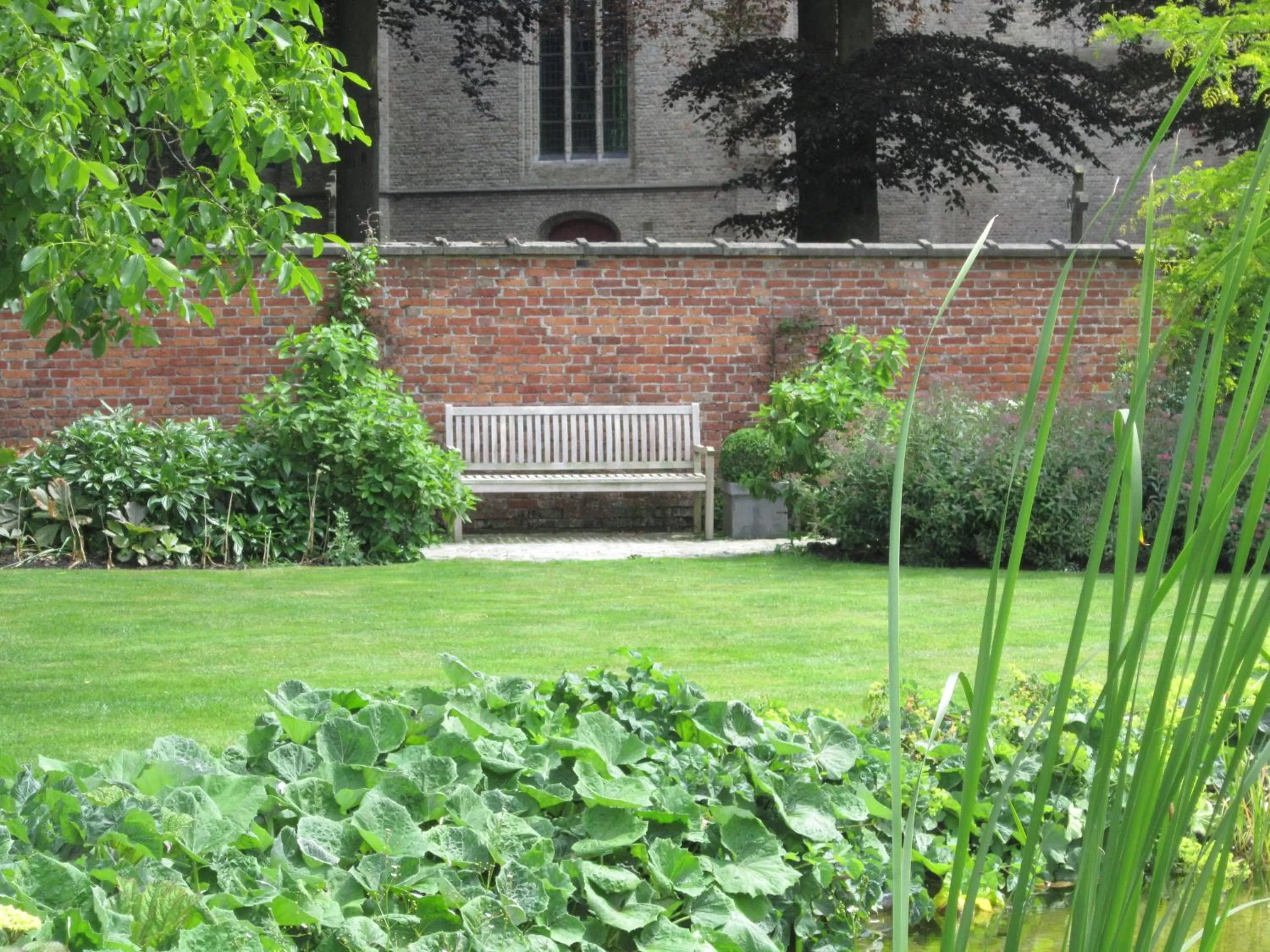 Summer, Garden in B&B Pastorie van Merkem