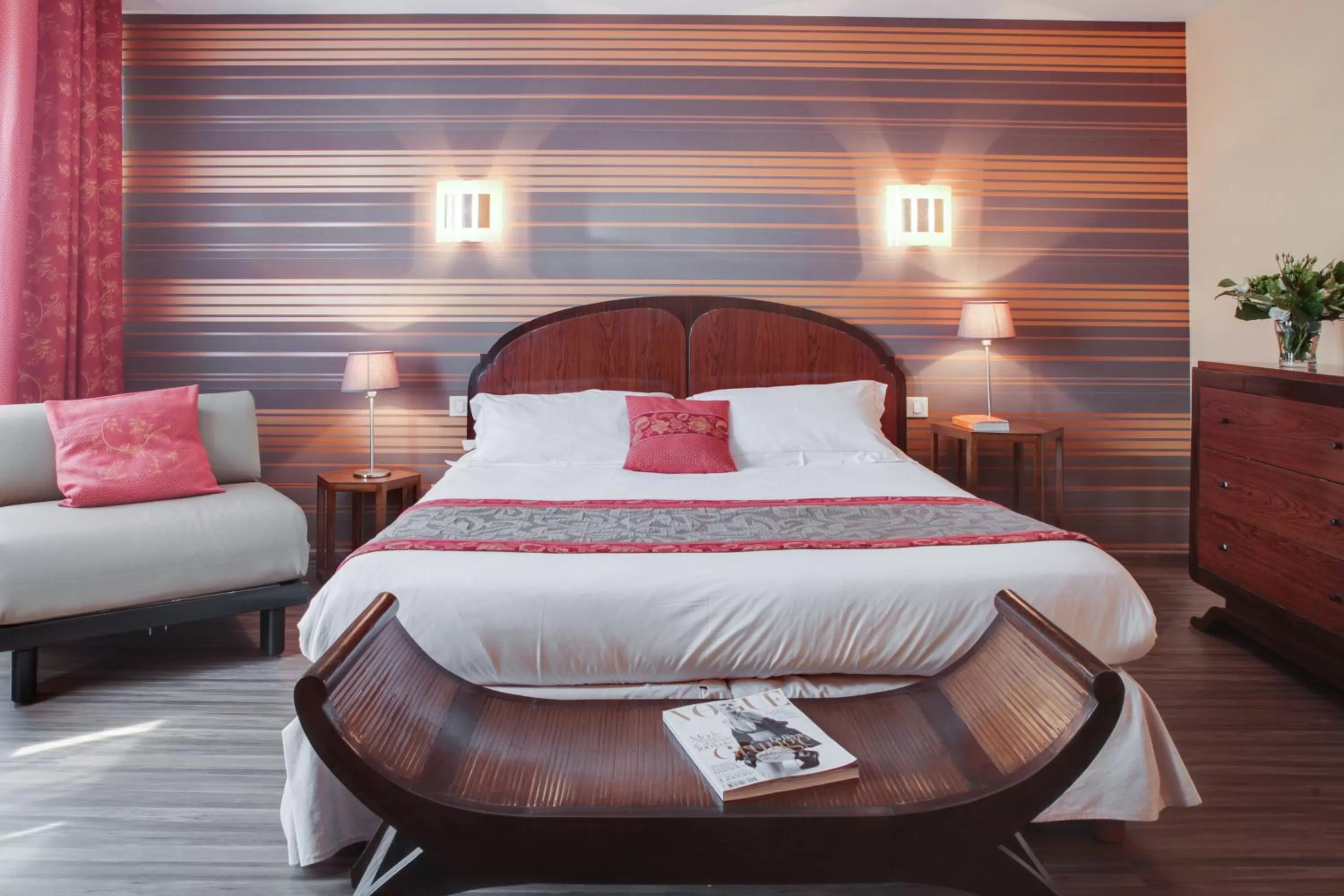 Bed in The Originals Boutique, Hôtel Victoria, Fontainebleau