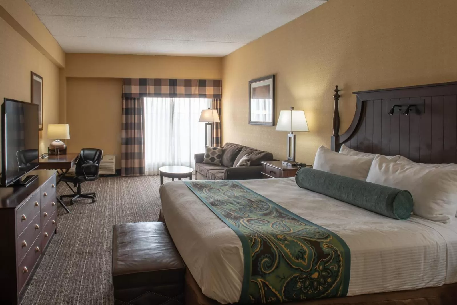 Bed in Red Lion Hotel Harrisburg Hershey