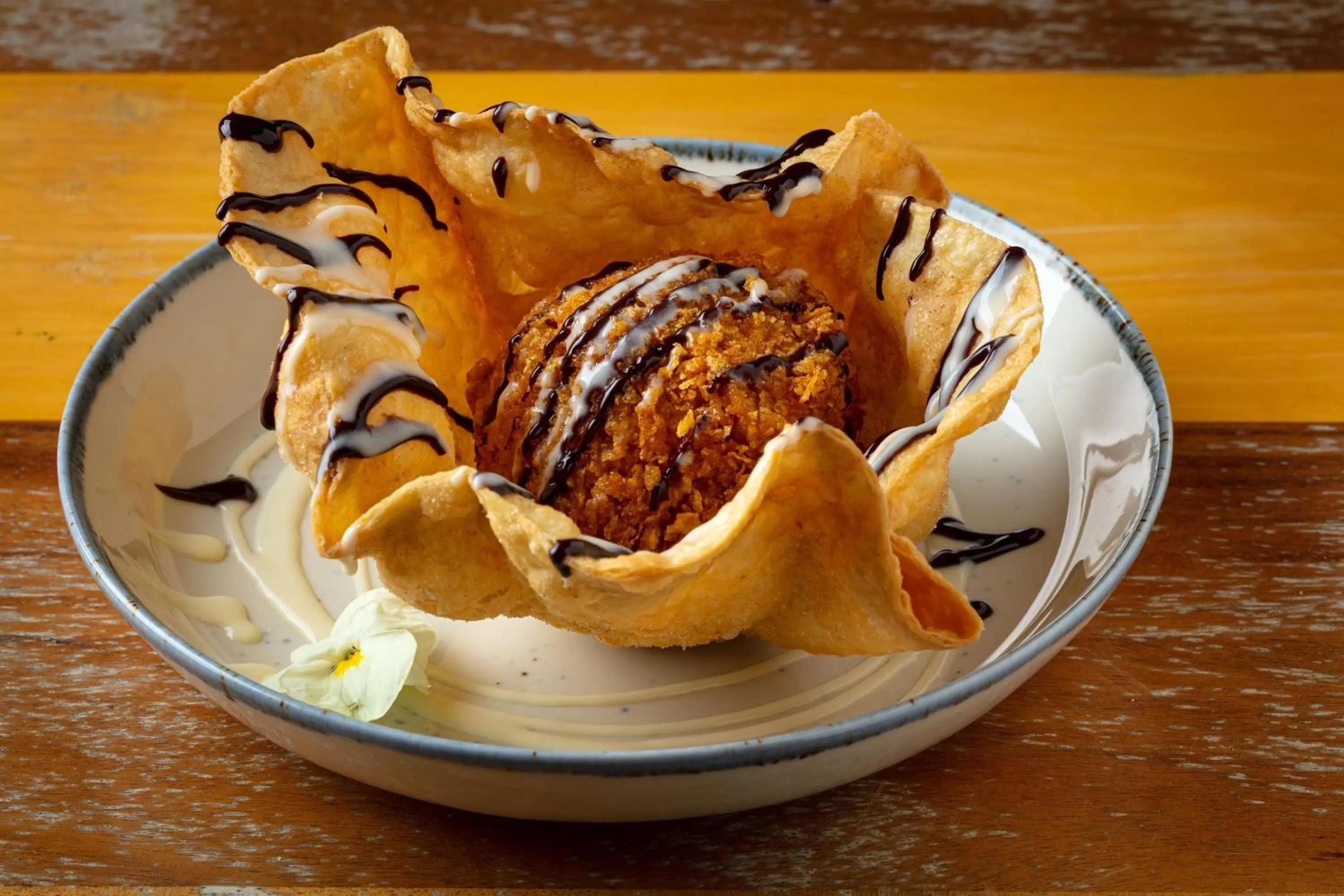 Restaurant/places to eat in The Waterfront Beach Resort, A Hilton Hotel