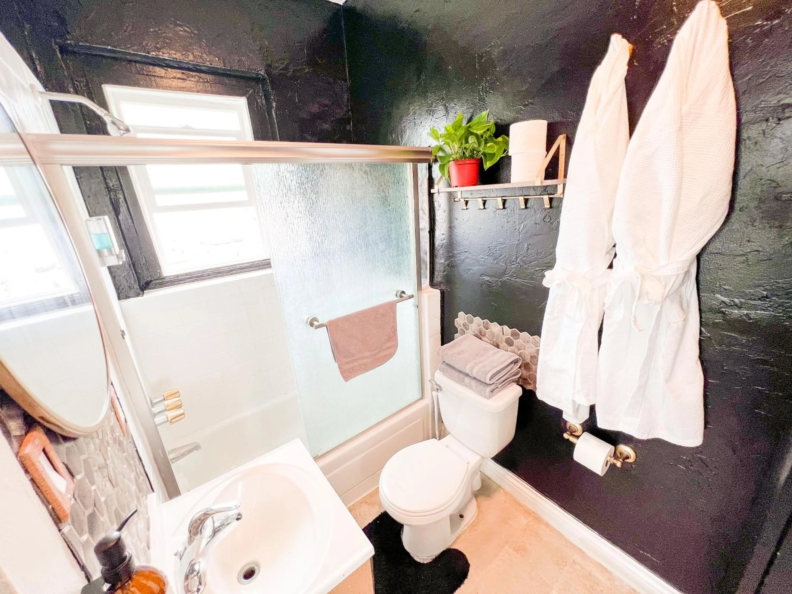 Bathroom in ITH Surf City Hostel Hermosa Beach