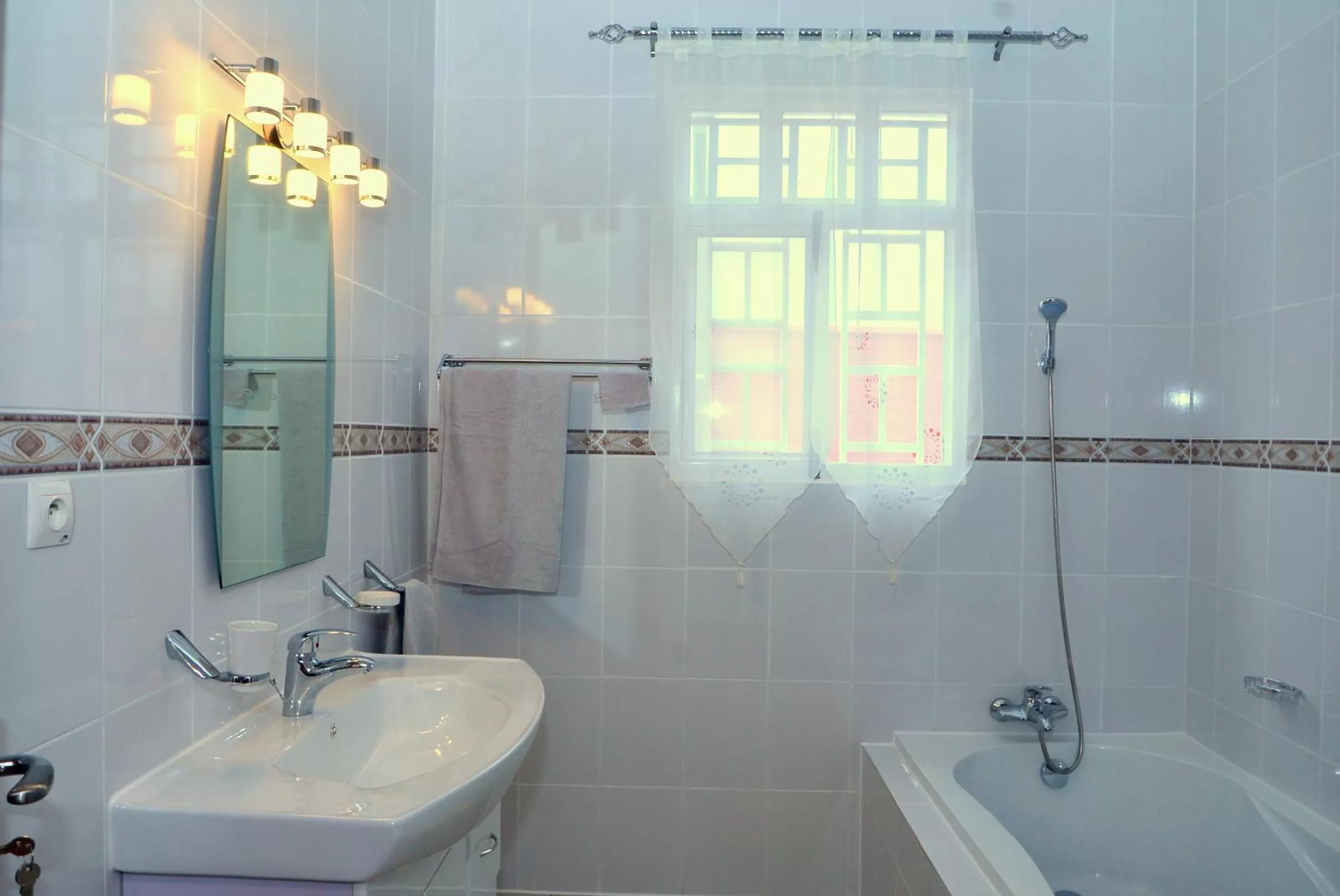 Bathroom in Hôtel Maisons-Sifa