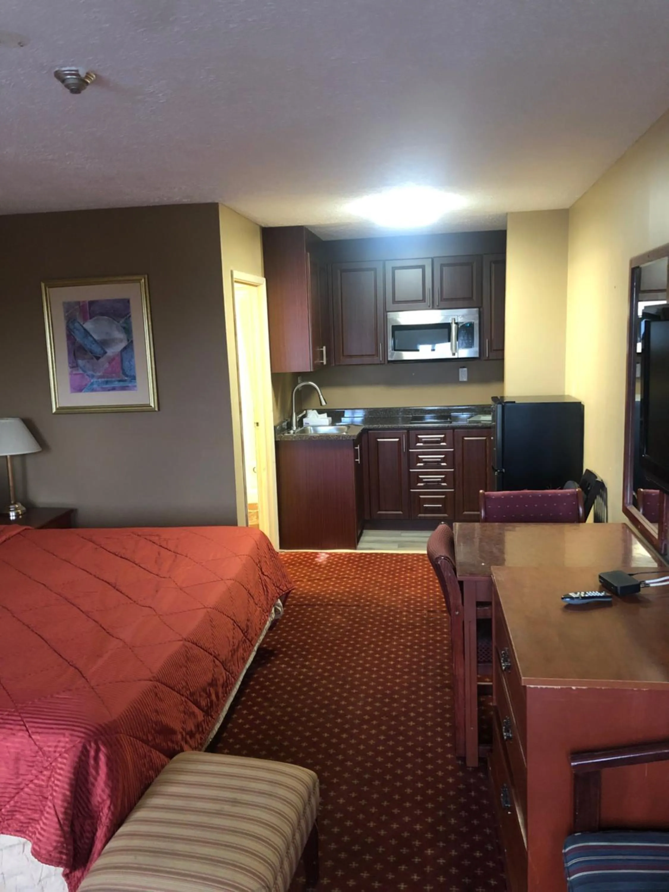 Kitchen or kitchenette in Niagara Lodge & Suites