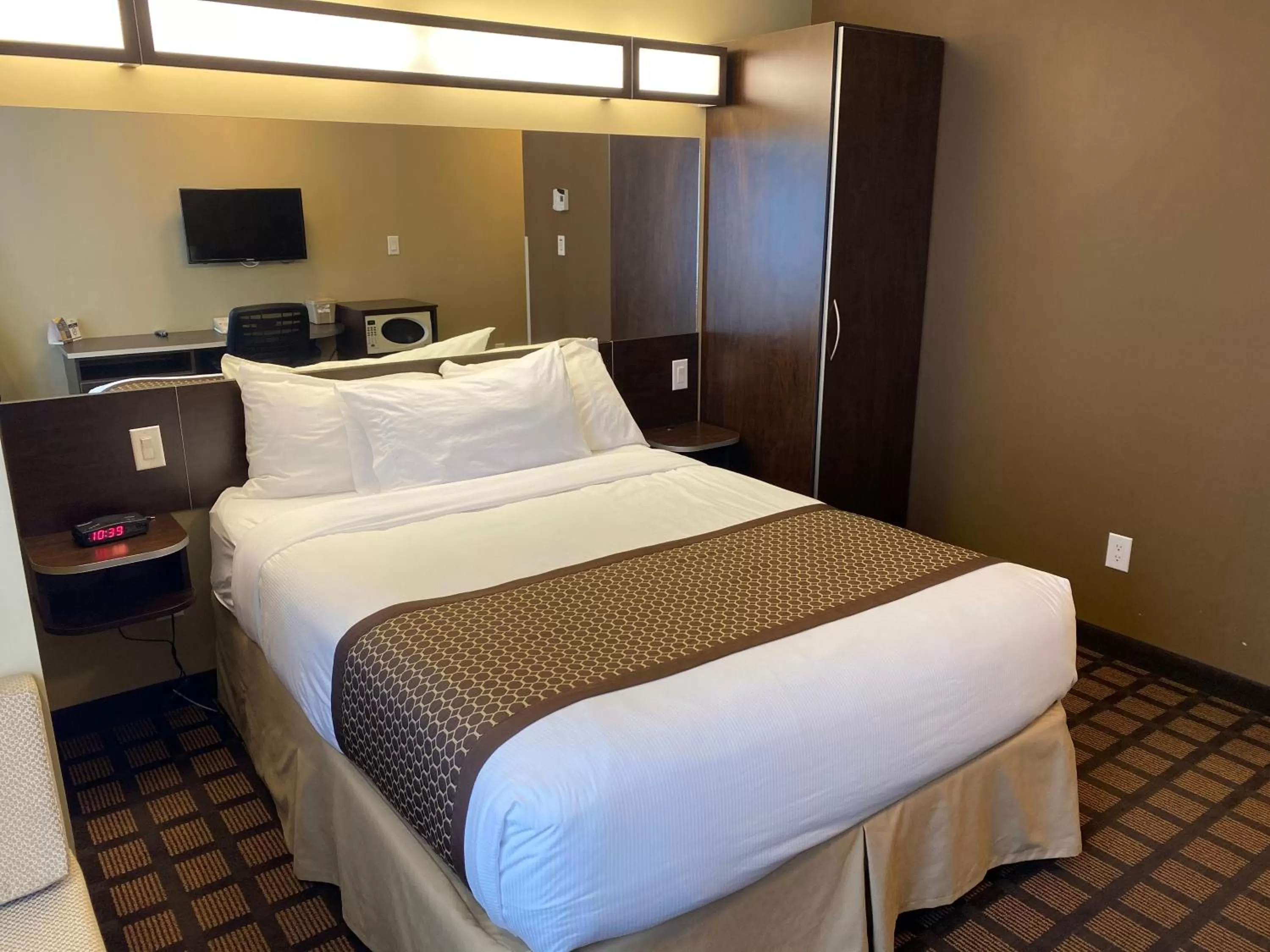 Bedroom, Bed in Microtel Inn & Suites by Wyndham - Timmins