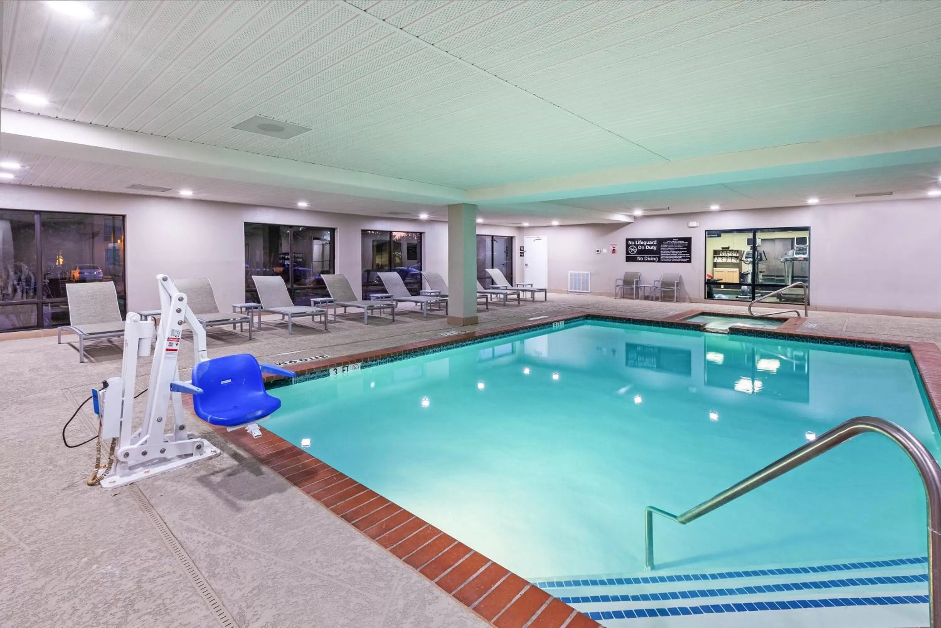 Swimming pool in Comfort Inn Sherman