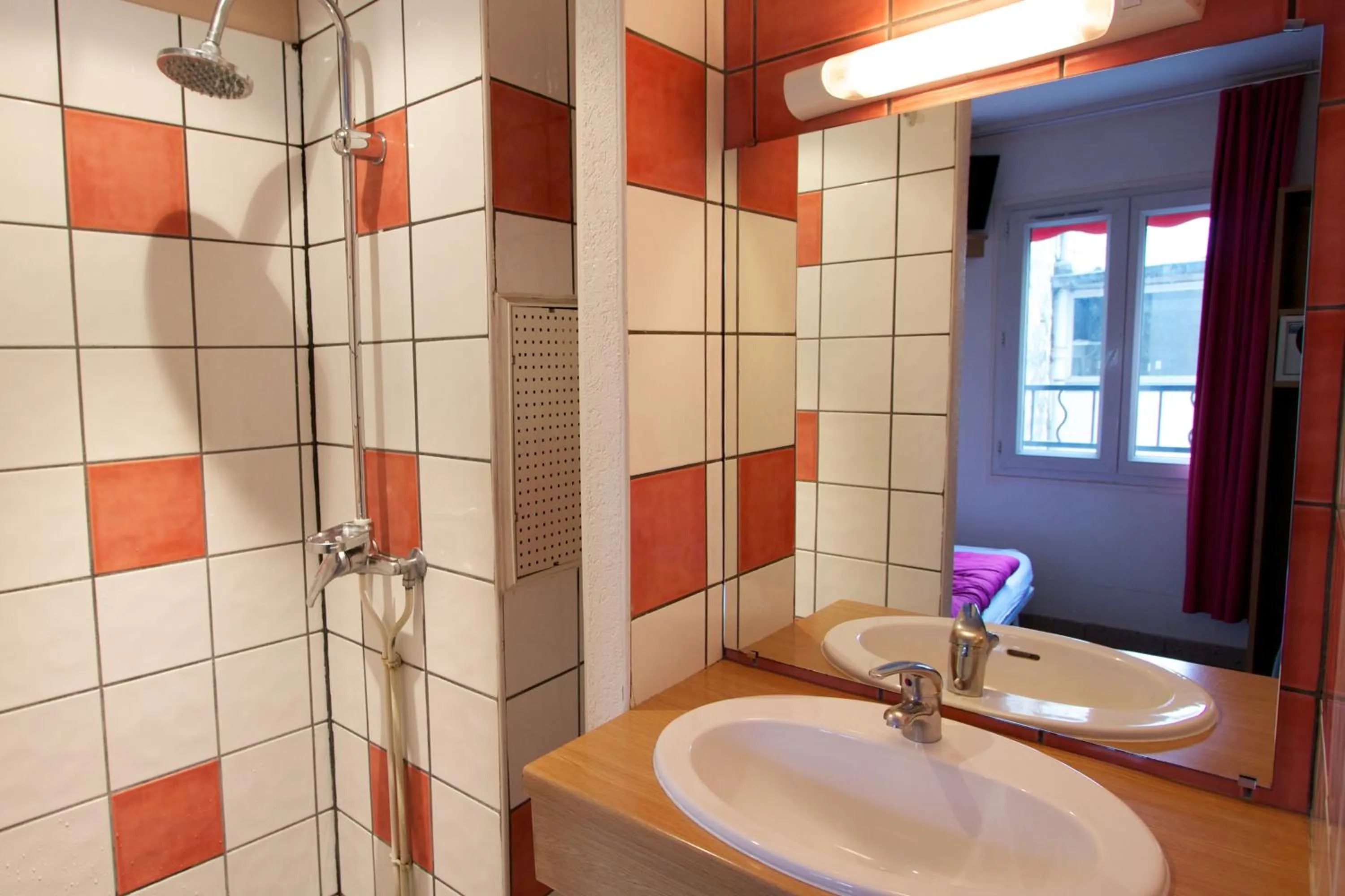 Bathroom in Auberge Internationale des Jeunes