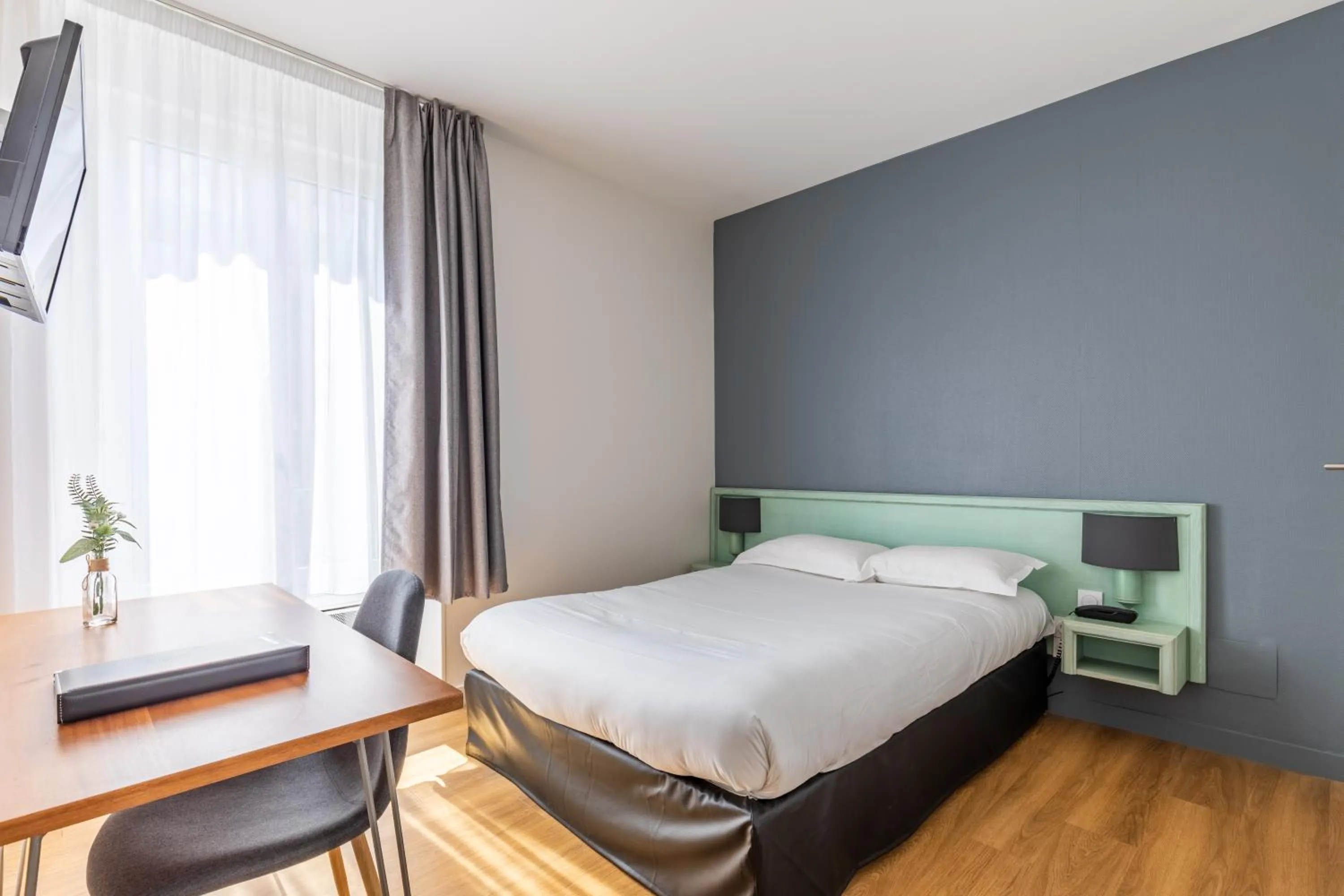 TV and multimedia, Bed in Atlantic Hotel Rennes Centre Gare