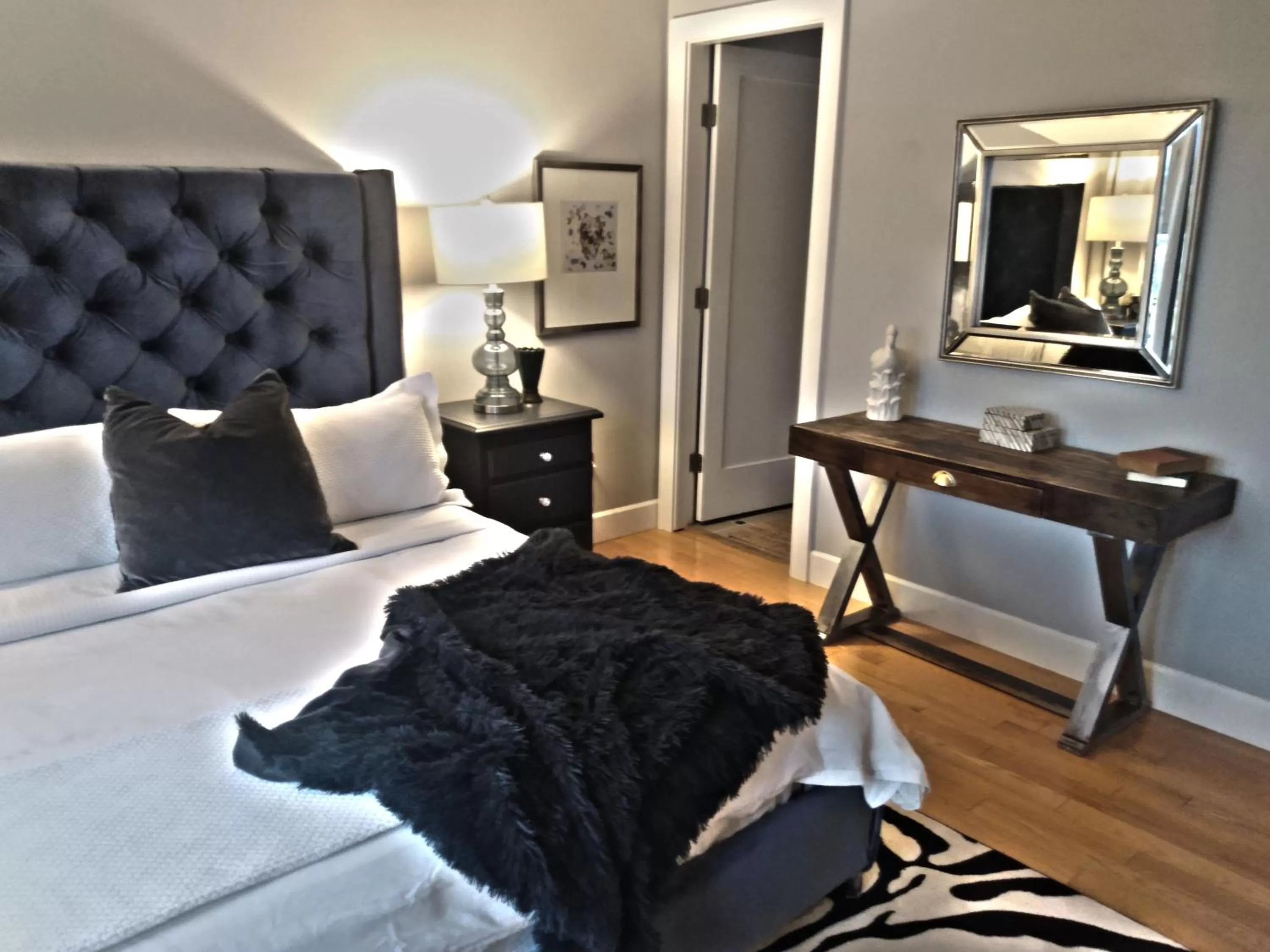 Bedroom, Bed in Suite Smart Vancouver