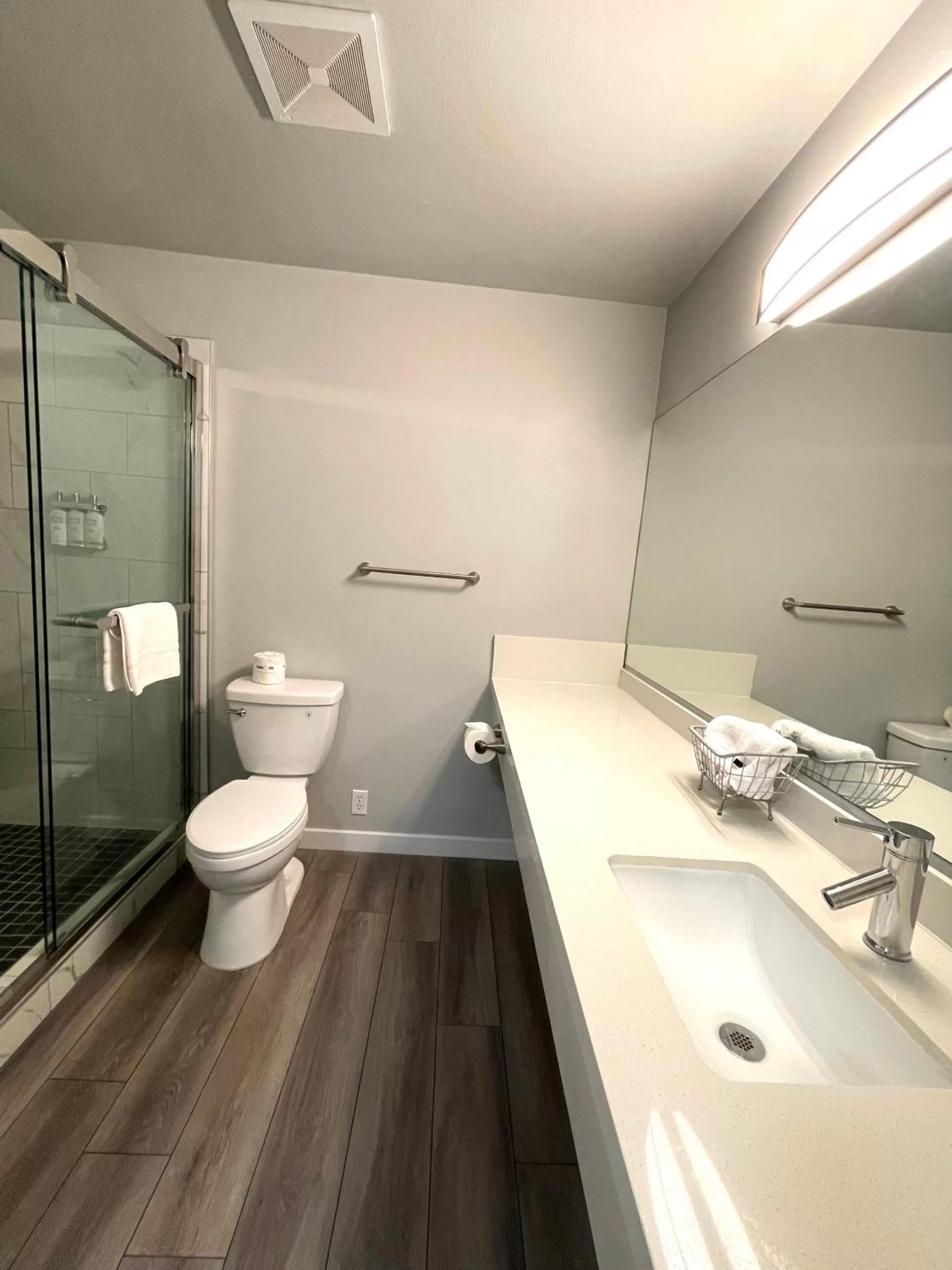 Bathroom in Tides Inn & Suites