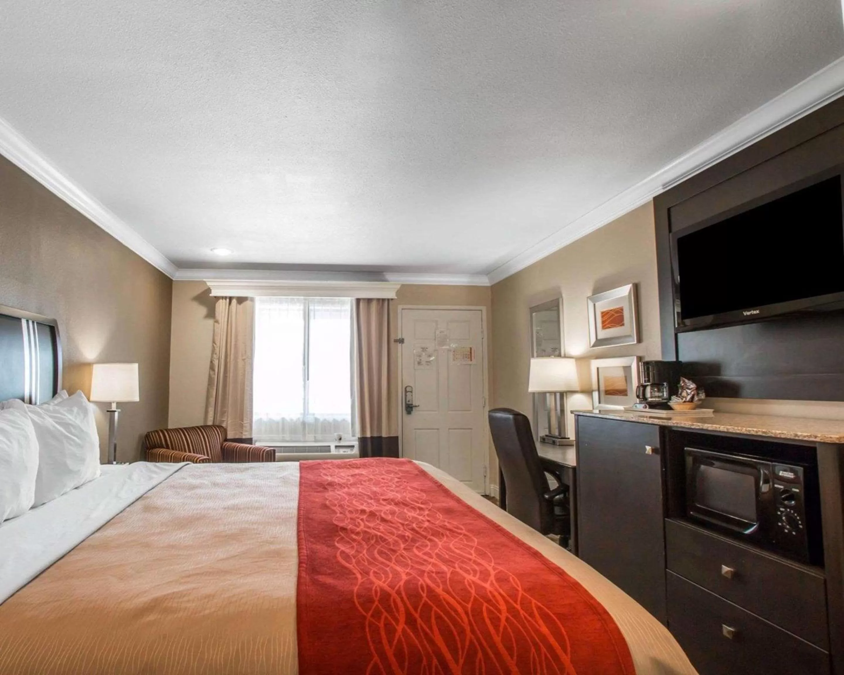 Photo of the whole room, Bed in Quality Inn Downey