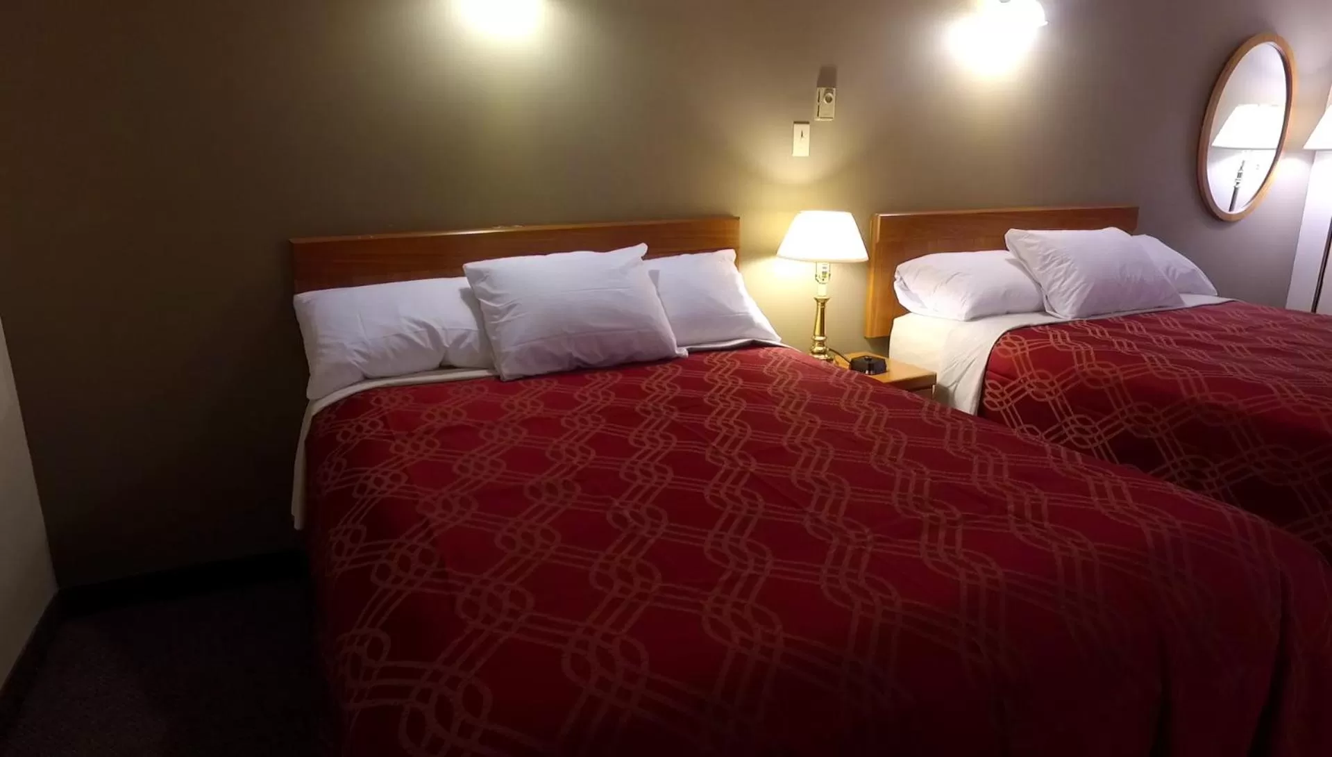 Bed in Econo Lodge Inn & Suites