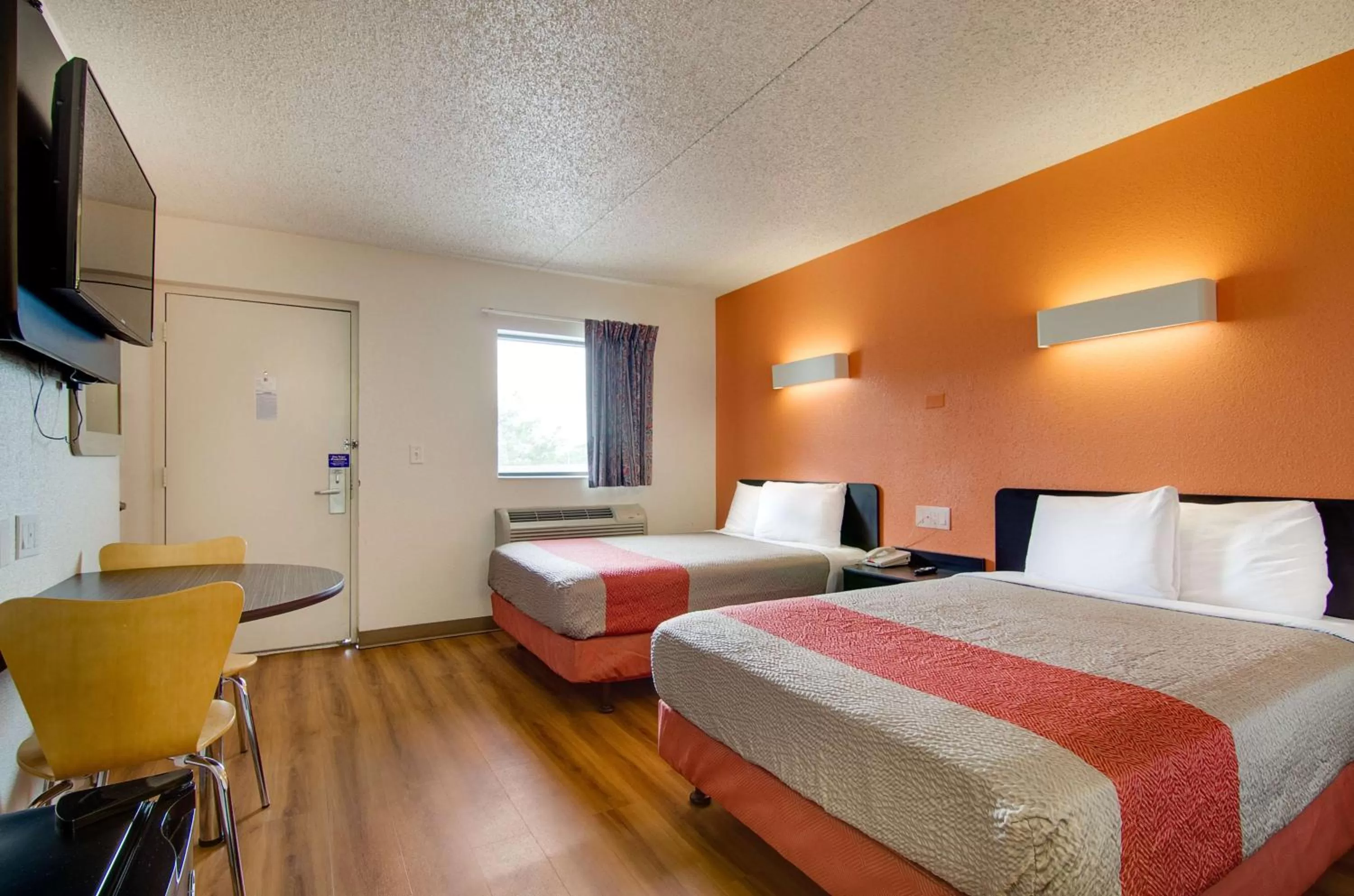 TV and multimedia, Bed in Motel 6-Salina, KS