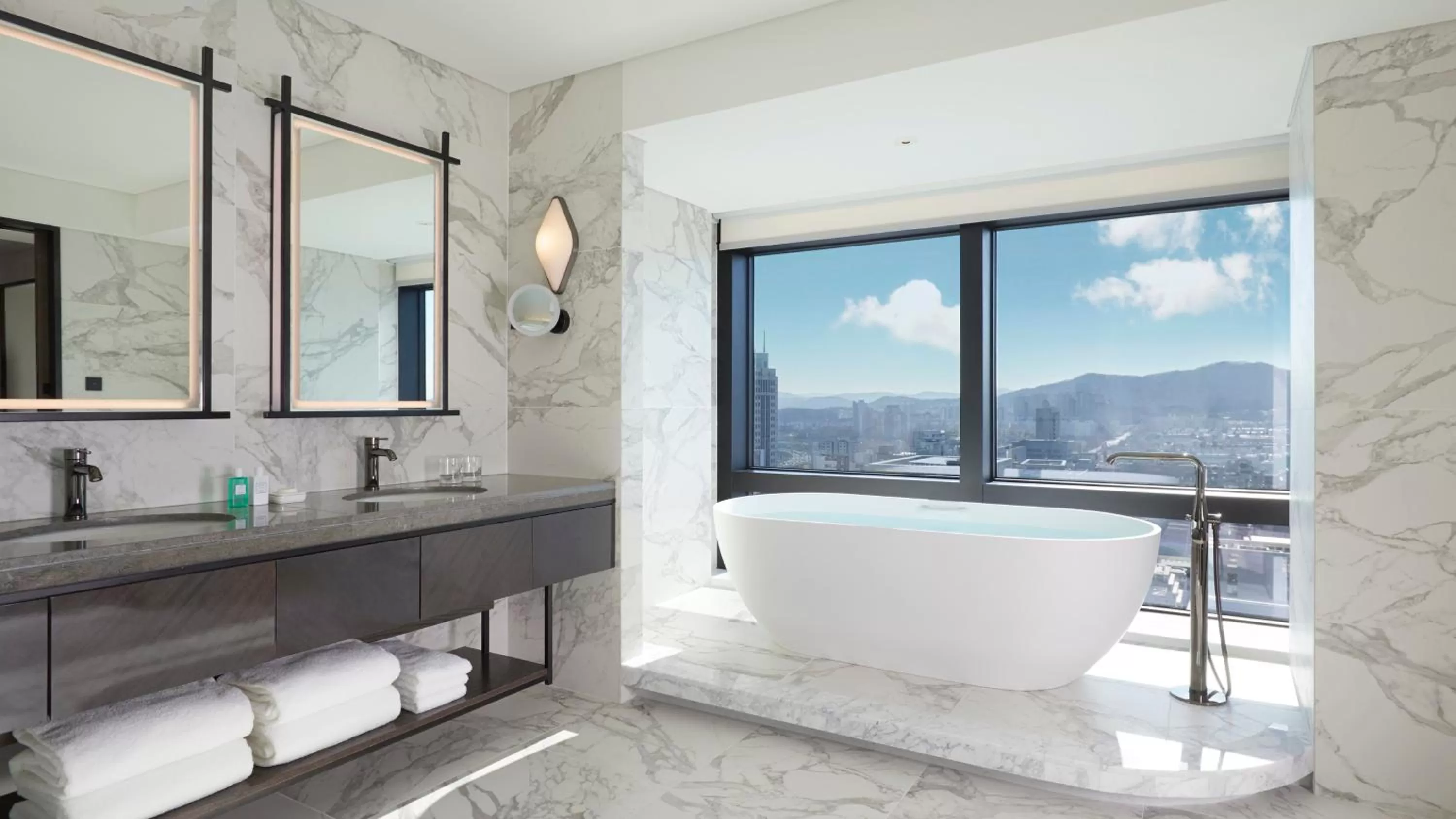 Bedroom in Grand InterContinental Seoul Parnas by IHG