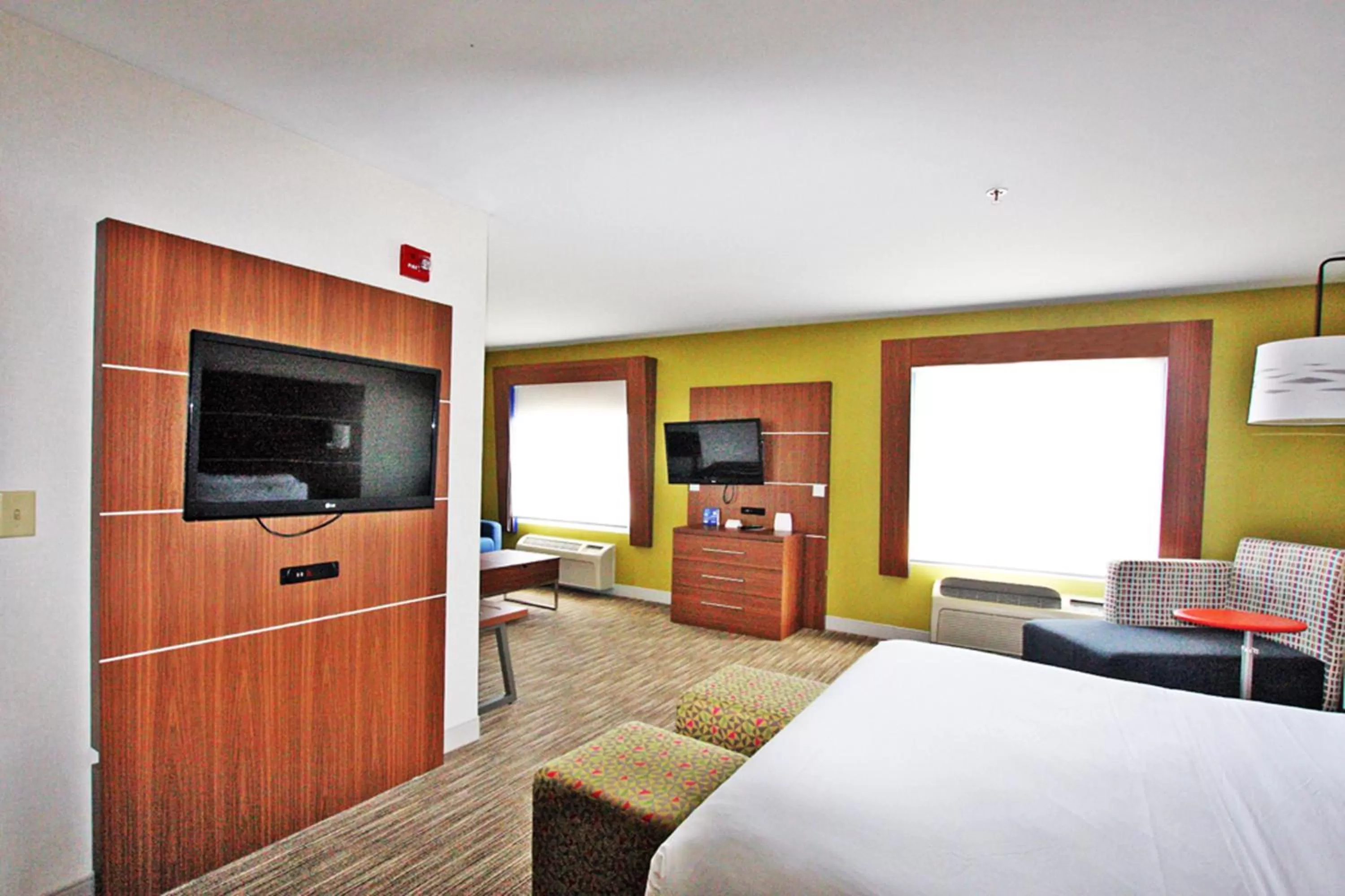 Photo of the whole room, Bed in Holiday Inn Express Branford-New Haven by IHG
