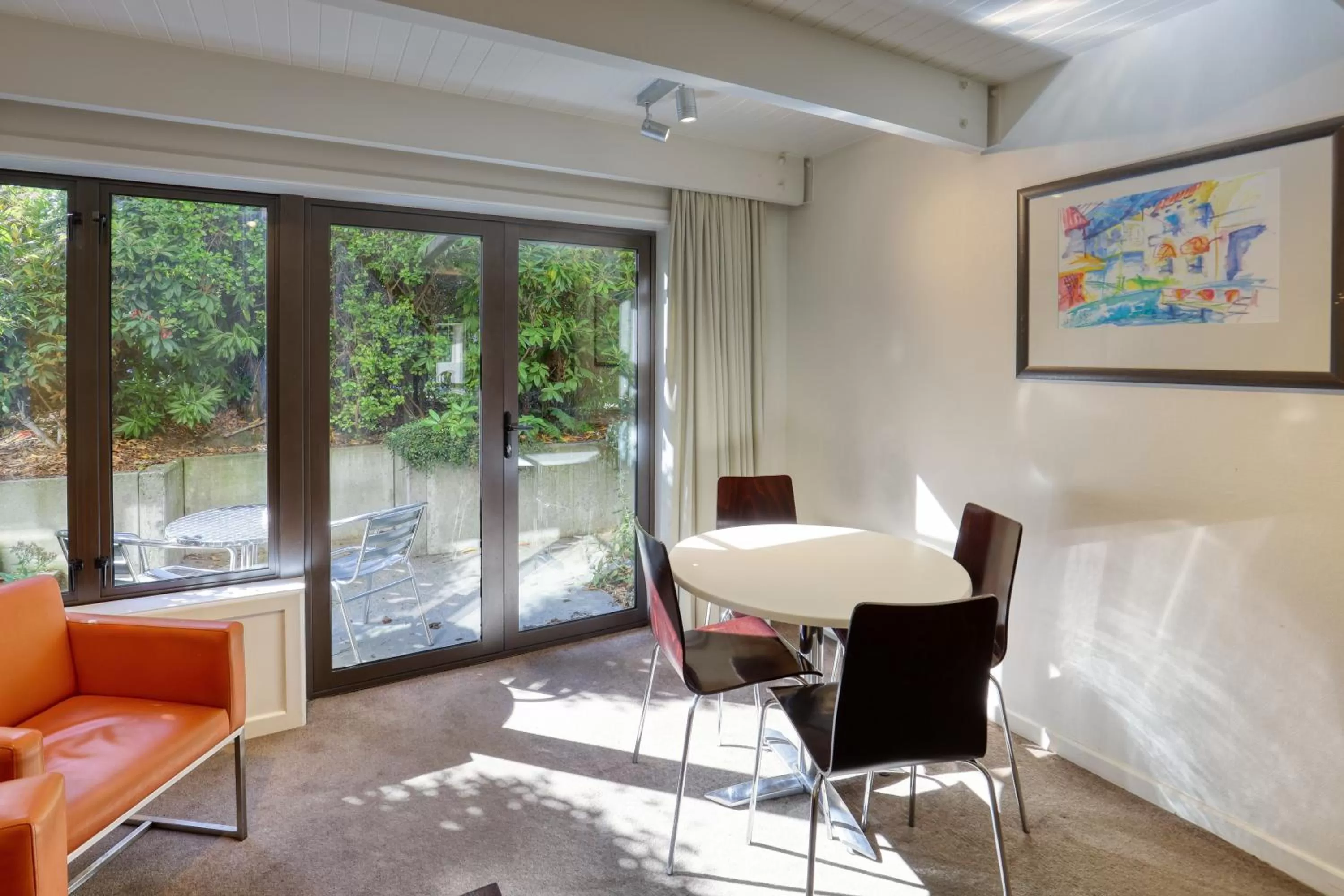 Living room in Garden Court Suites & Apartments