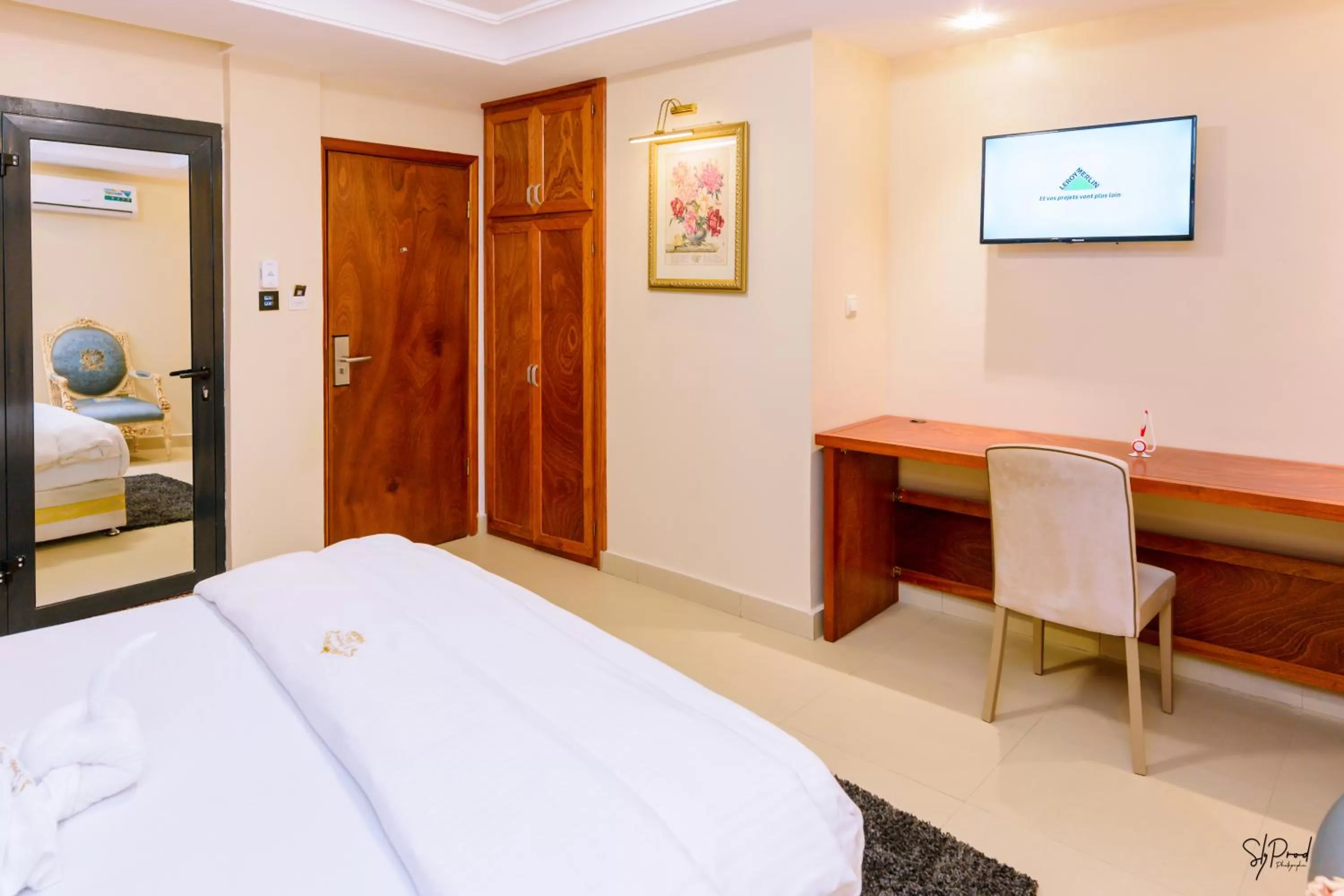 Photo of the whole room, Bed in Hôtel La Principauté Douala Bonapriso