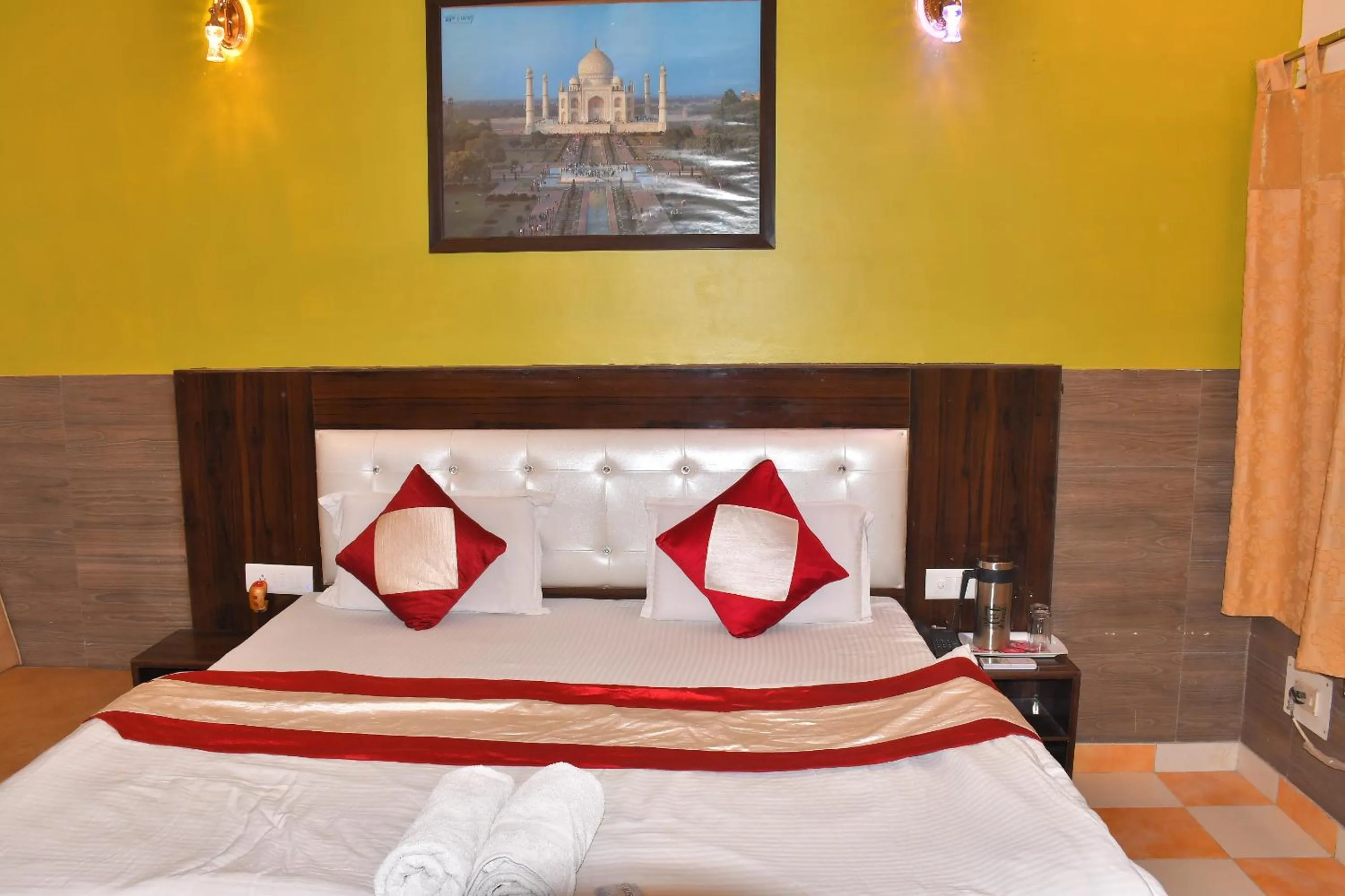 Photo of the whole room, Bed in Hotel Sidhartha Walking Distance From TajMahal