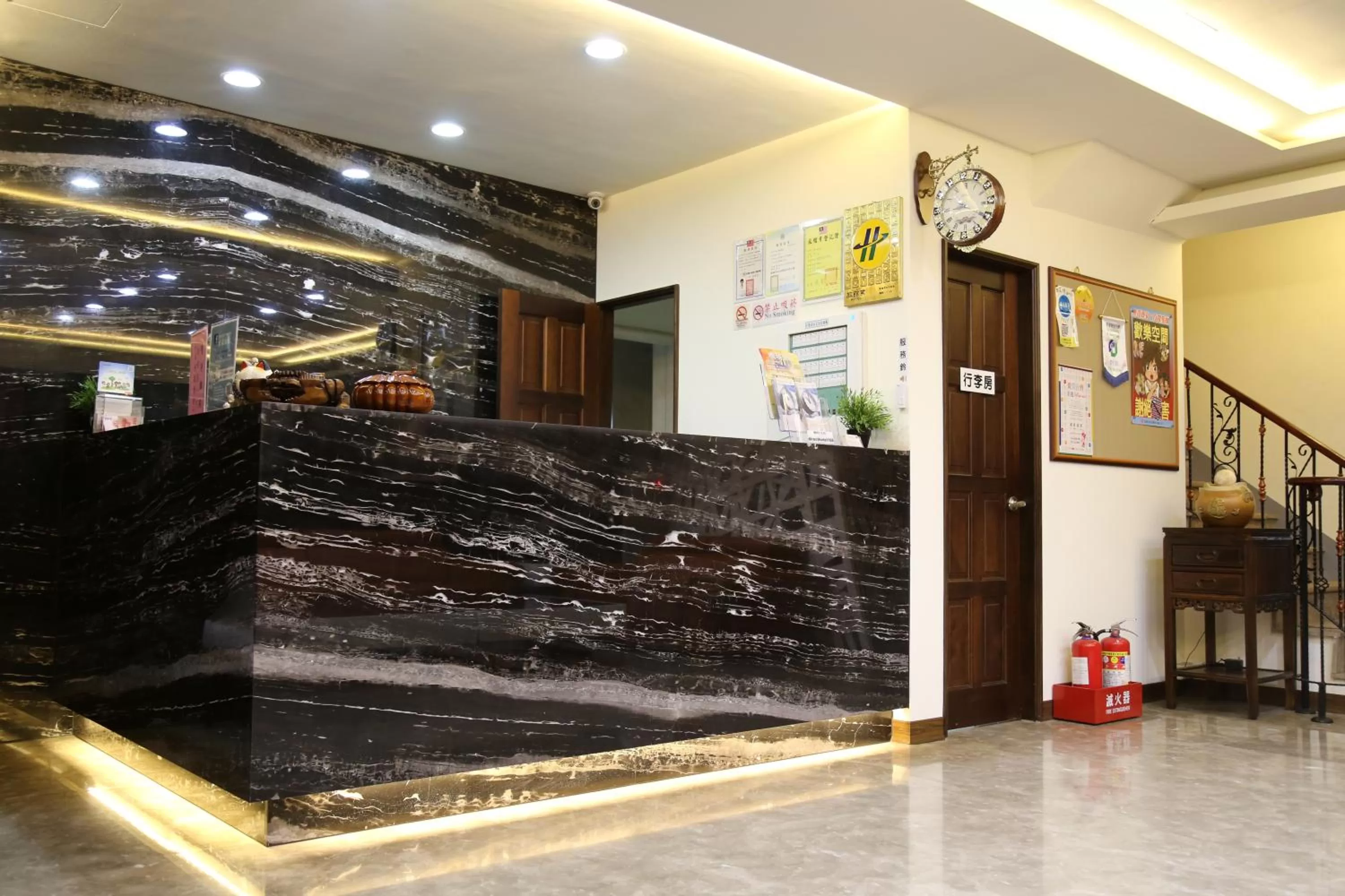 Lobby or reception in 德瑞旅店Direct Hotel