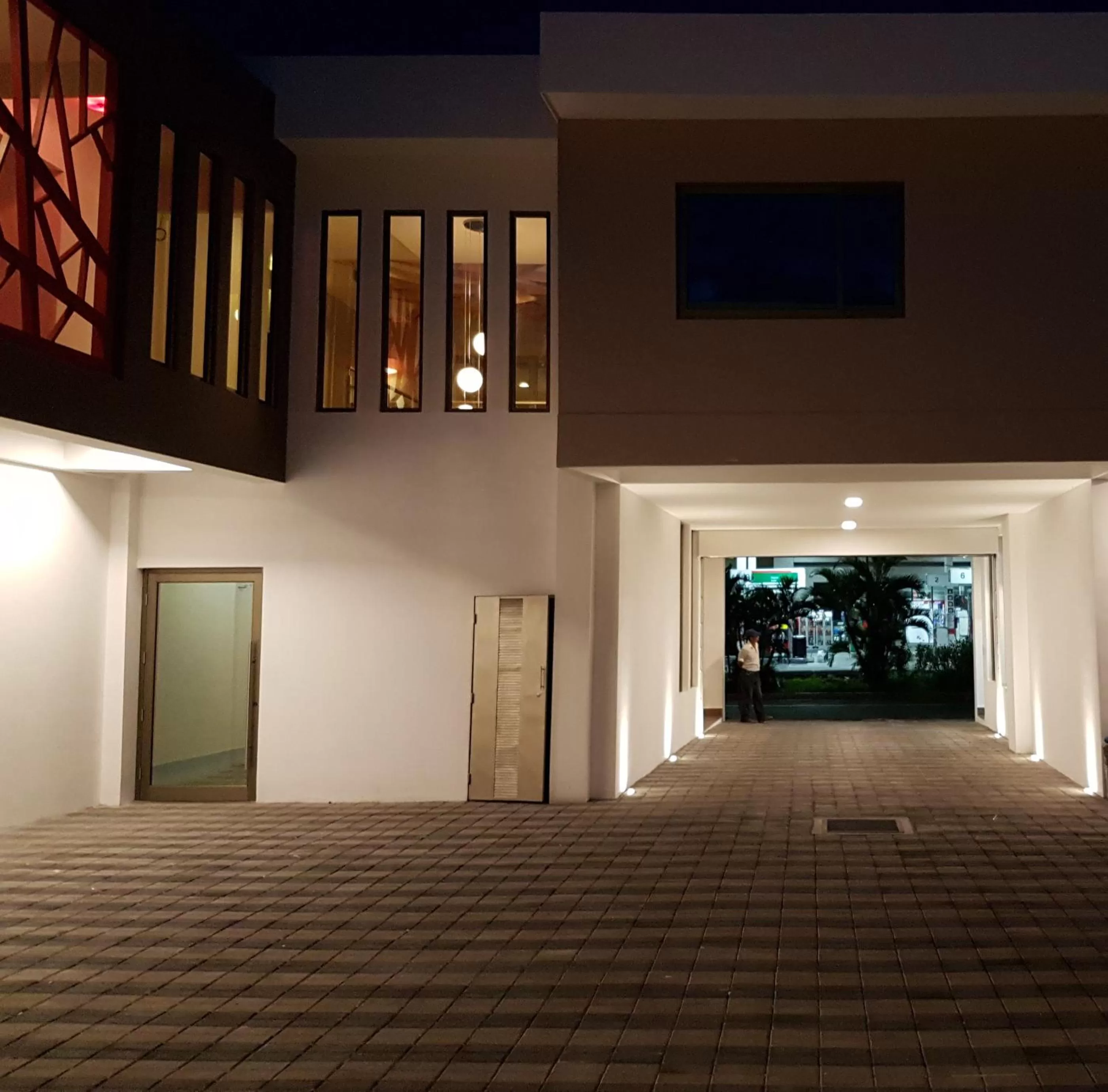 Facade/entrance, TV/Entertainment Center in Remfort Hotel