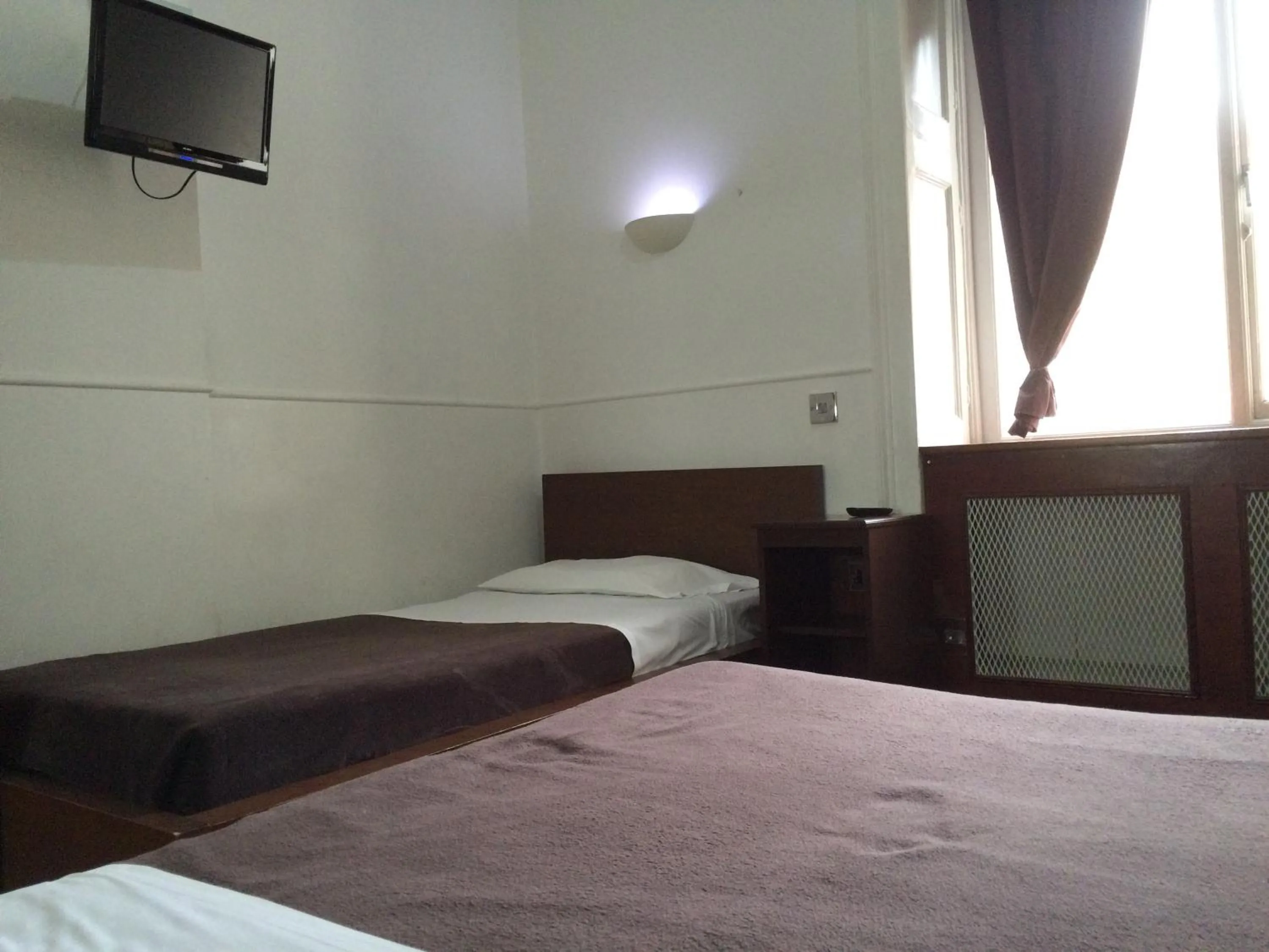 Photo of the whole room in London Continental Hotel