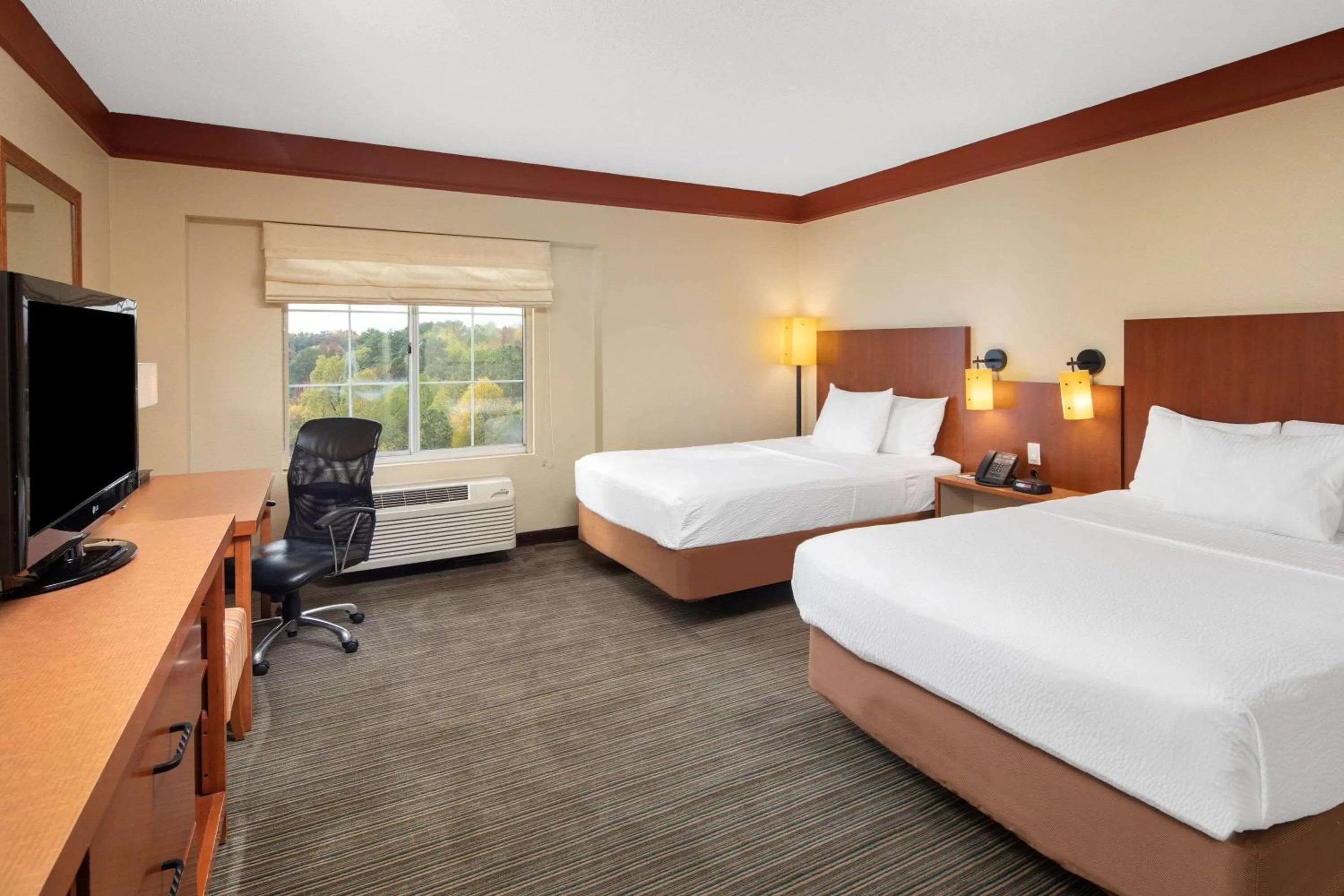 Photo of the whole room, Bed in La Quinta by Wyndham Atlanta Ballpark/Galleria