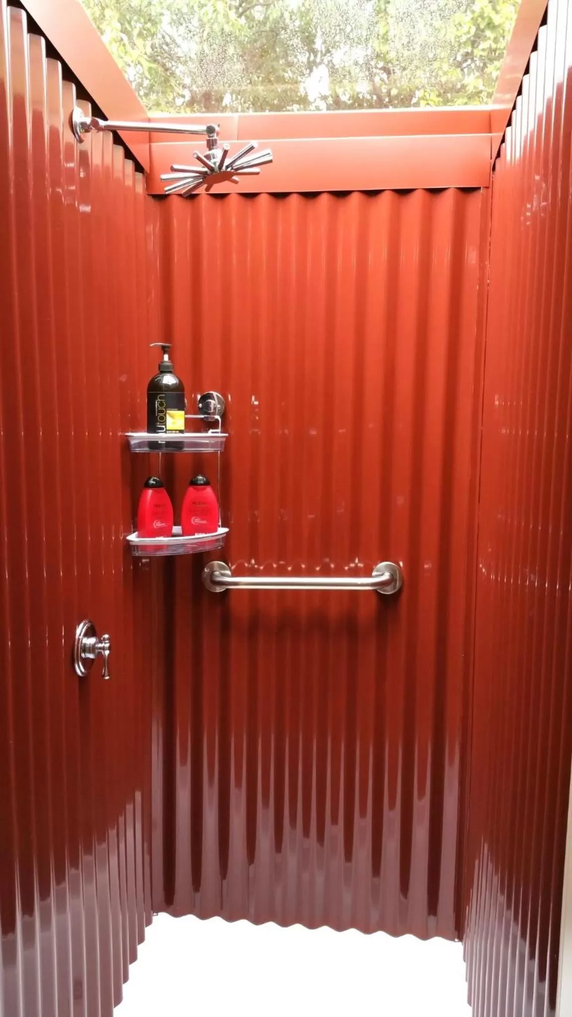 Bathroom in Must Love Dogs B&B & Self Contained Cottage