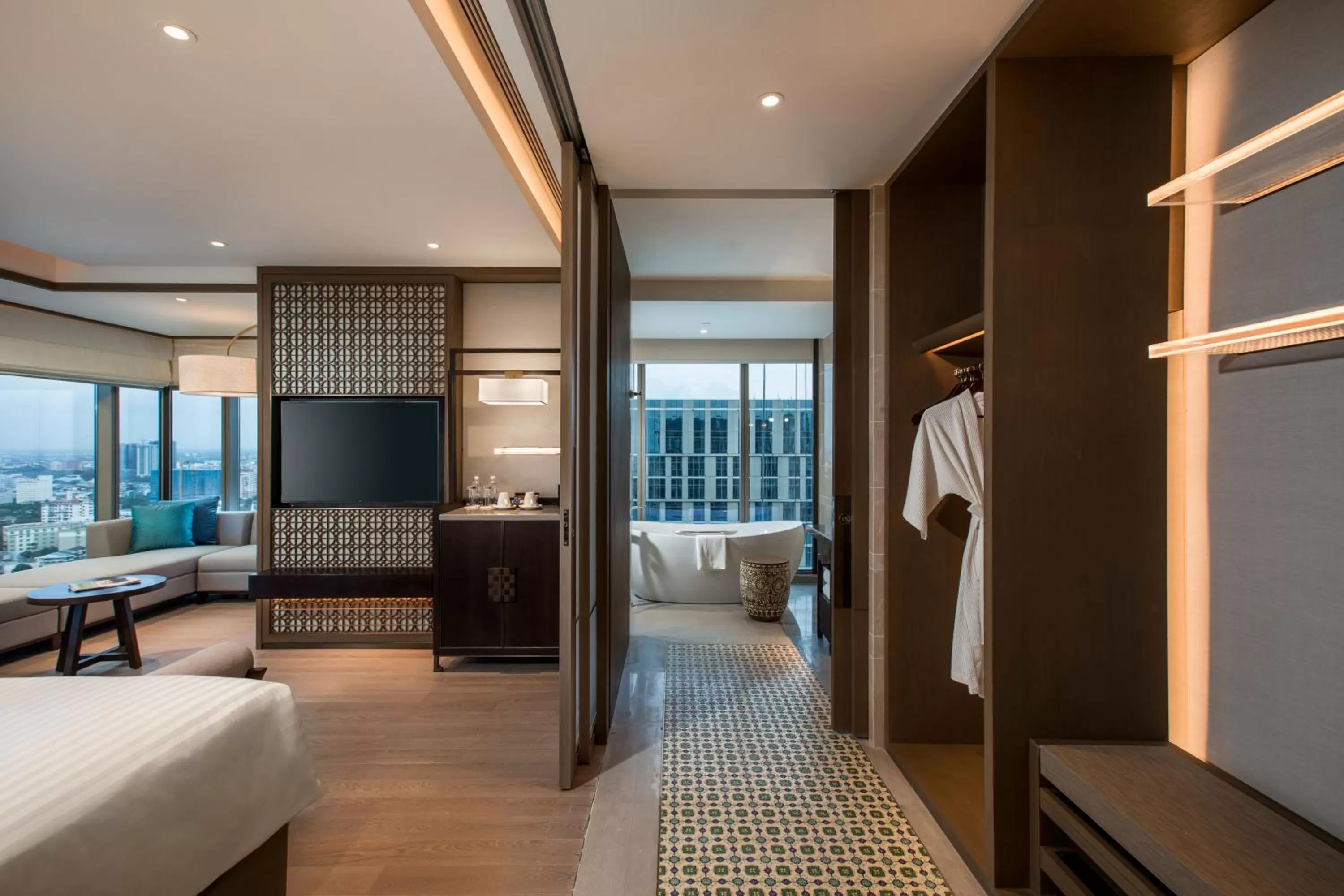 Shower, Bed in Pan Pacific Yangon