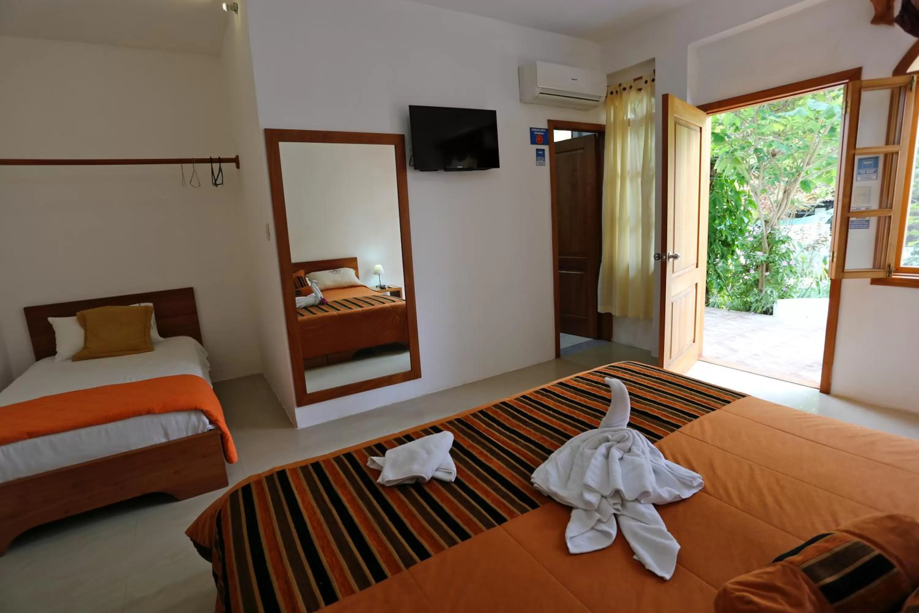 Communal lounge/ TV room, Room Photo in The Galapagos Pearl B&B