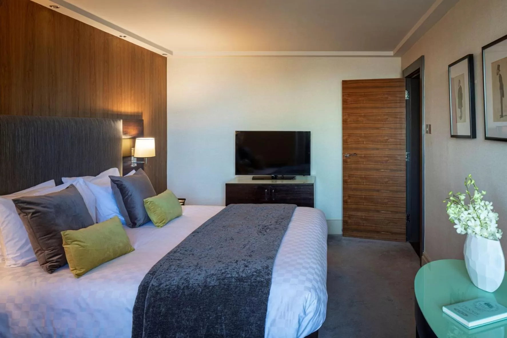 TV and multimedia, Bed in The Cavendish London