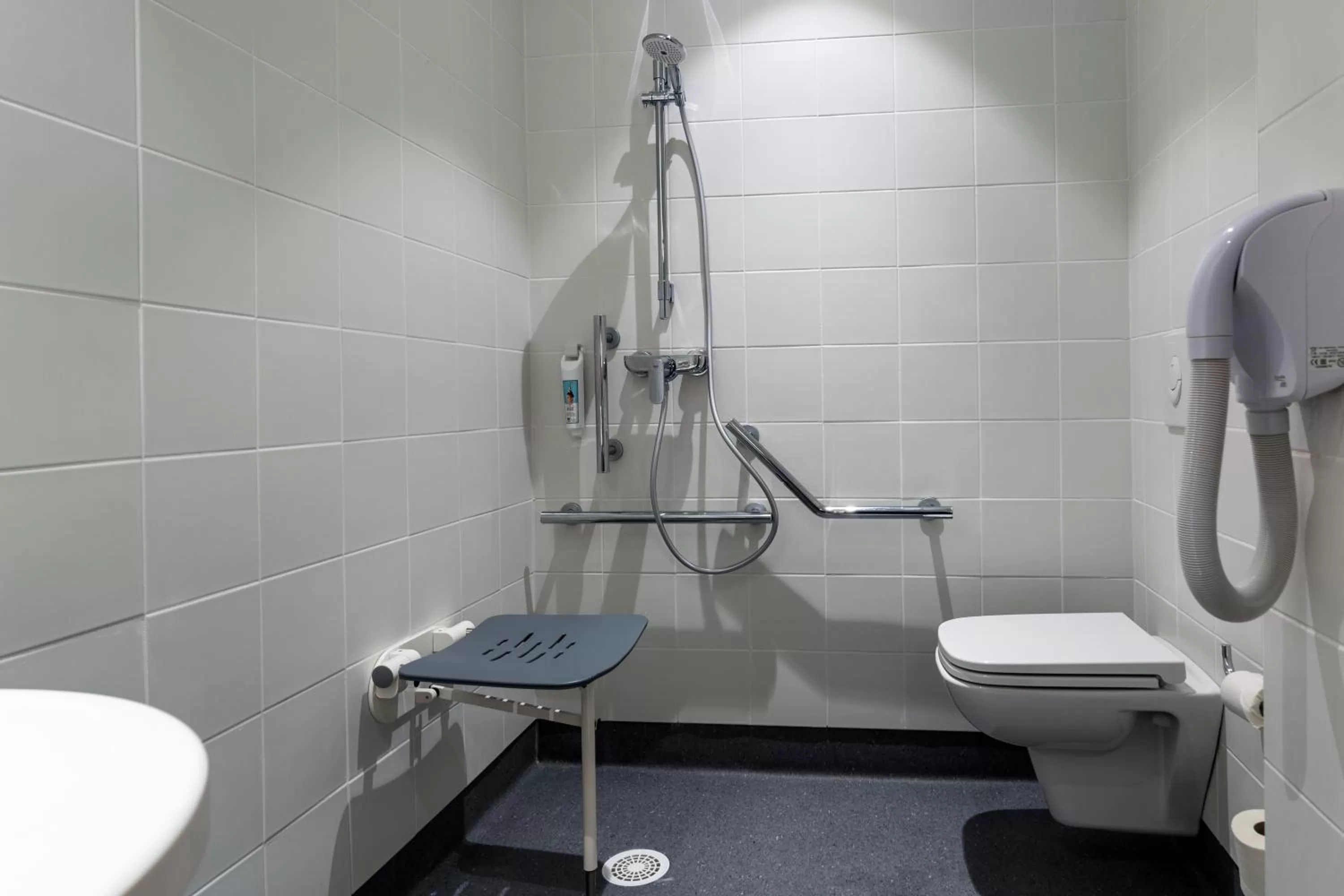 Shower in ibis Montauban