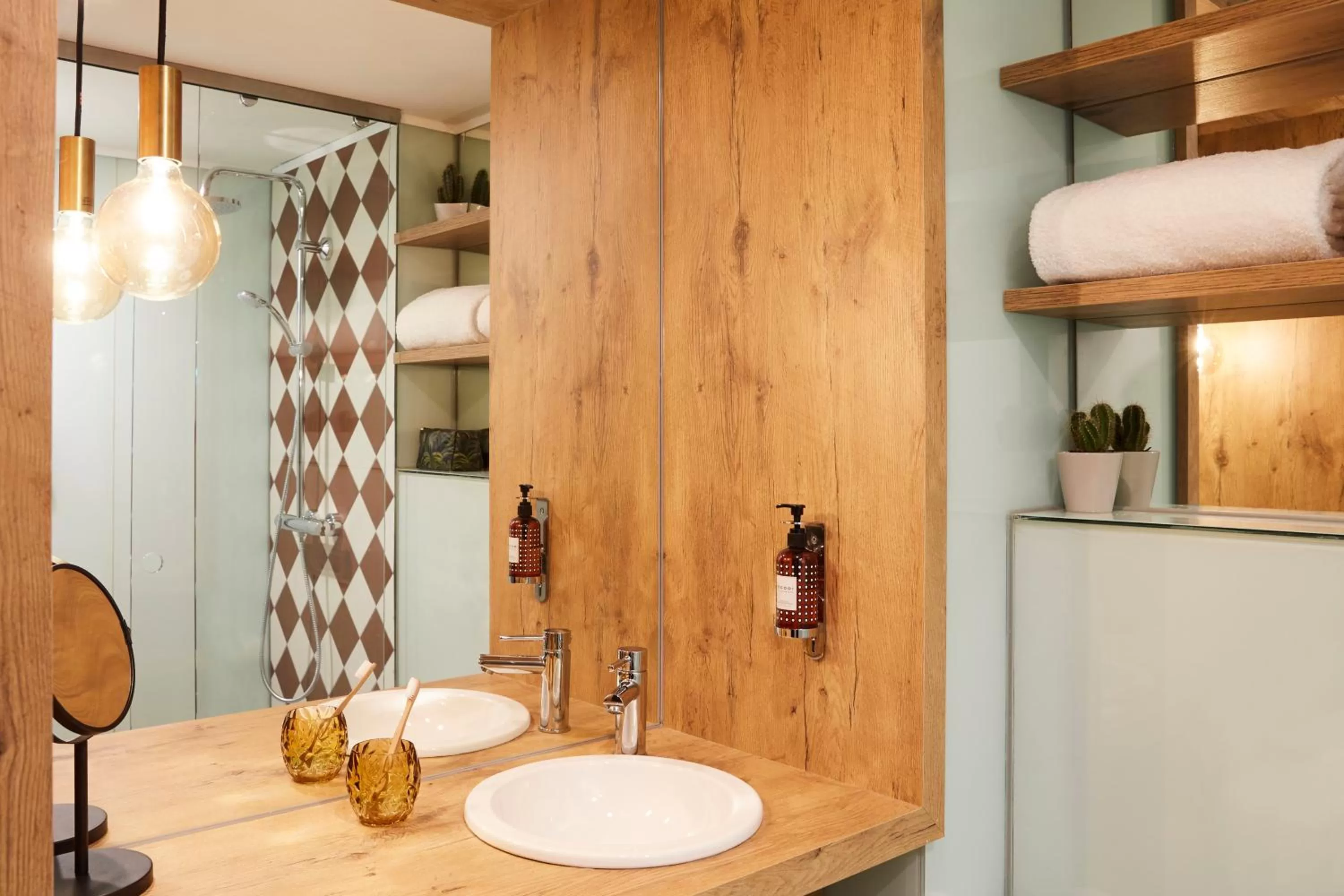 Photo of the whole room in Hotel Indigo Antwerp City Centre by IHG