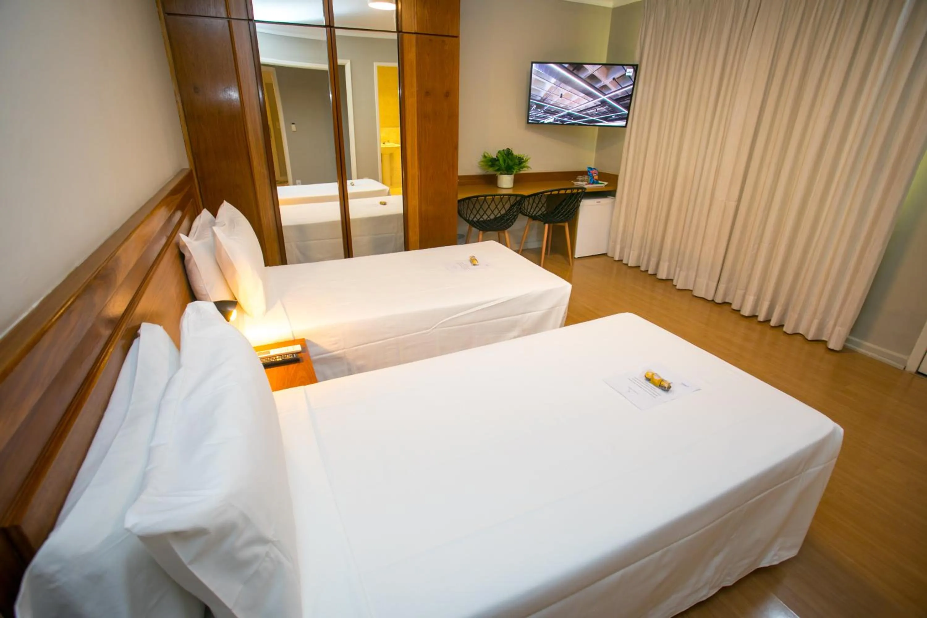 Bedroom, Bed in Regency Park Hotel