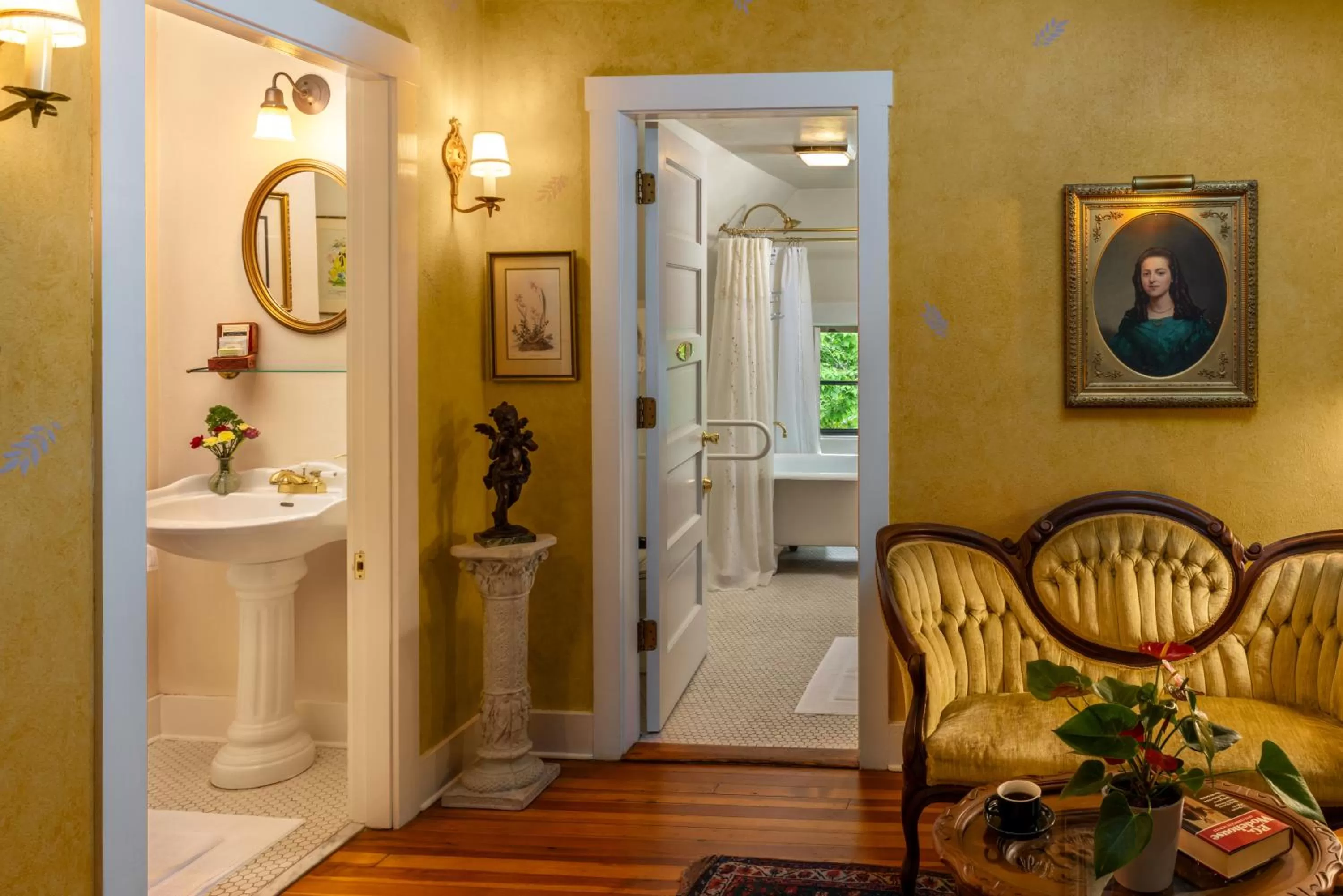 Seating area, Bathroom in The 1899 Wright Inn & Carriage House