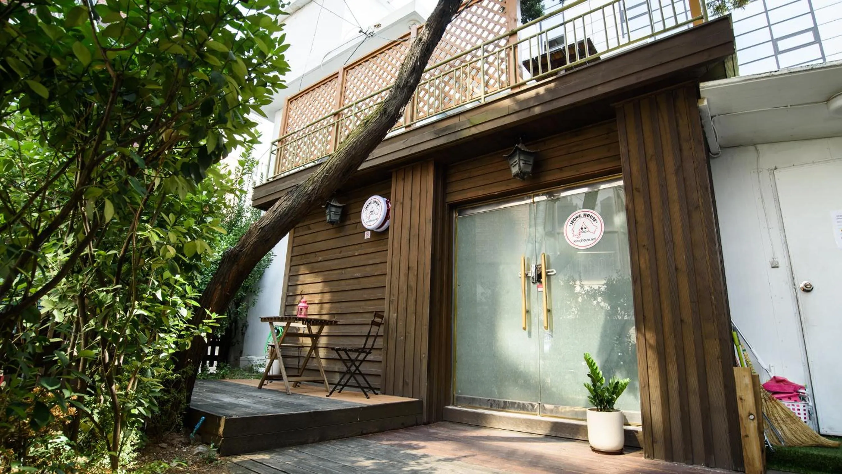 Facade/entrance in Jeong House