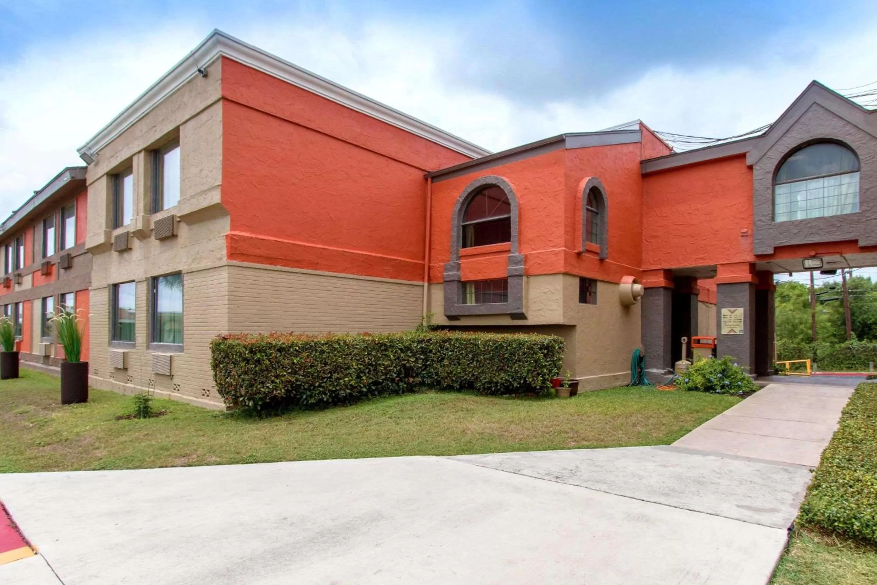 Property building in Quality Inn & Suites I-35 near Frost Bank Center