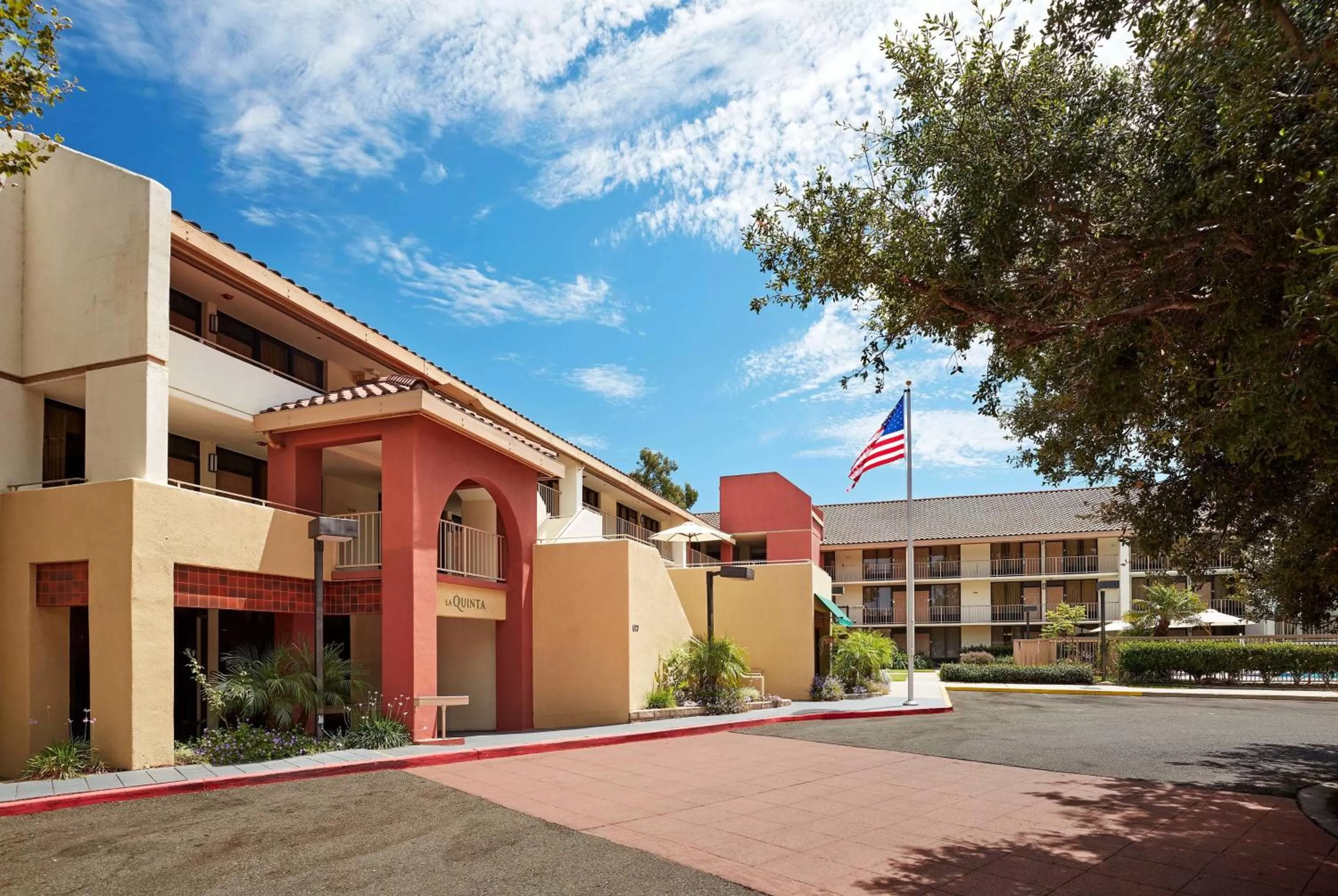 Property building in La Quinta by Wyndham Thousand Oaks-Newbury Park